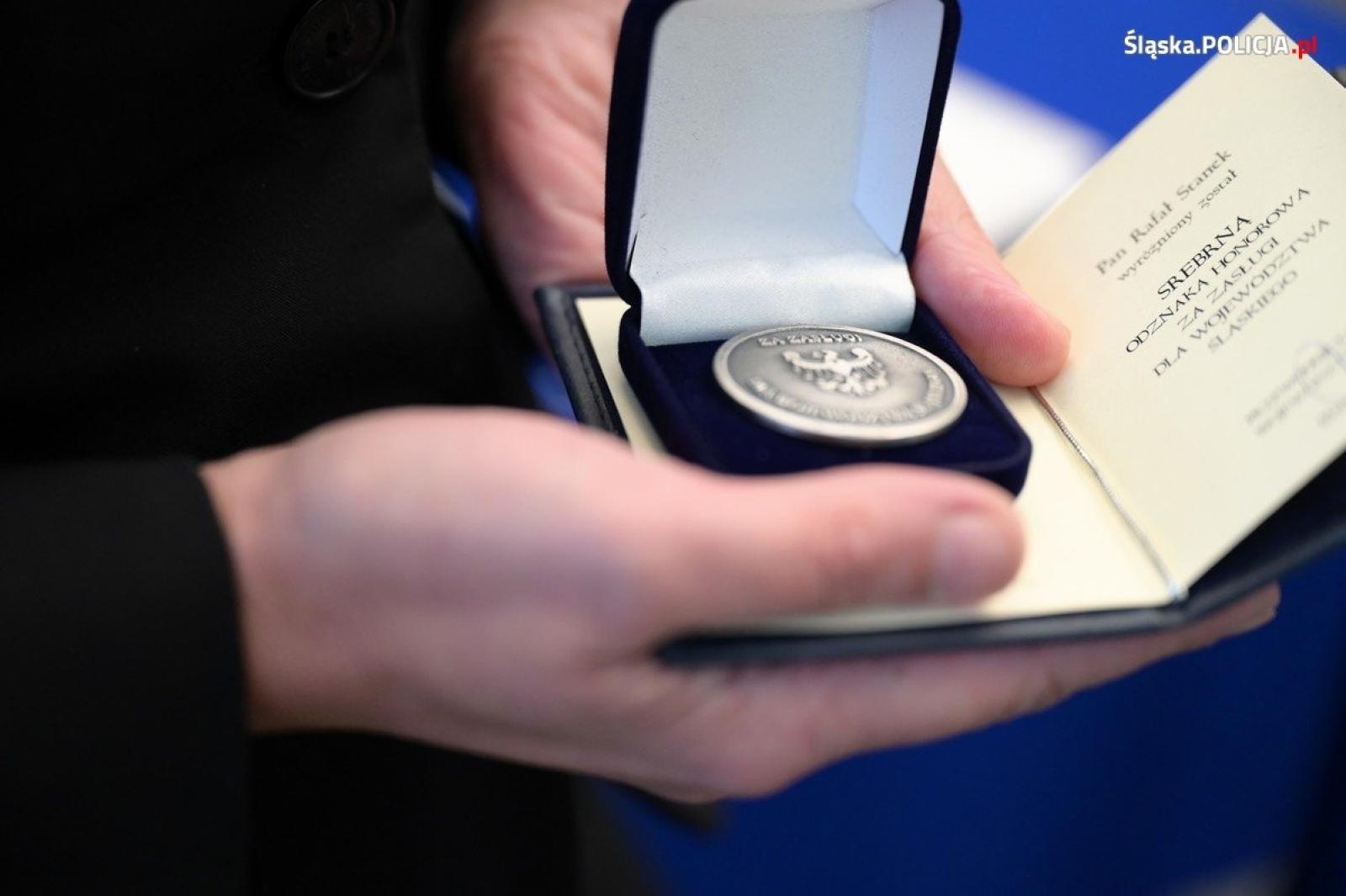 Zdjęcie w galerii na portalu naszraciborz.pl: Uroczysta zbiórka i wyróżnienia dla policjantów i pracowników wiadomości z regionu