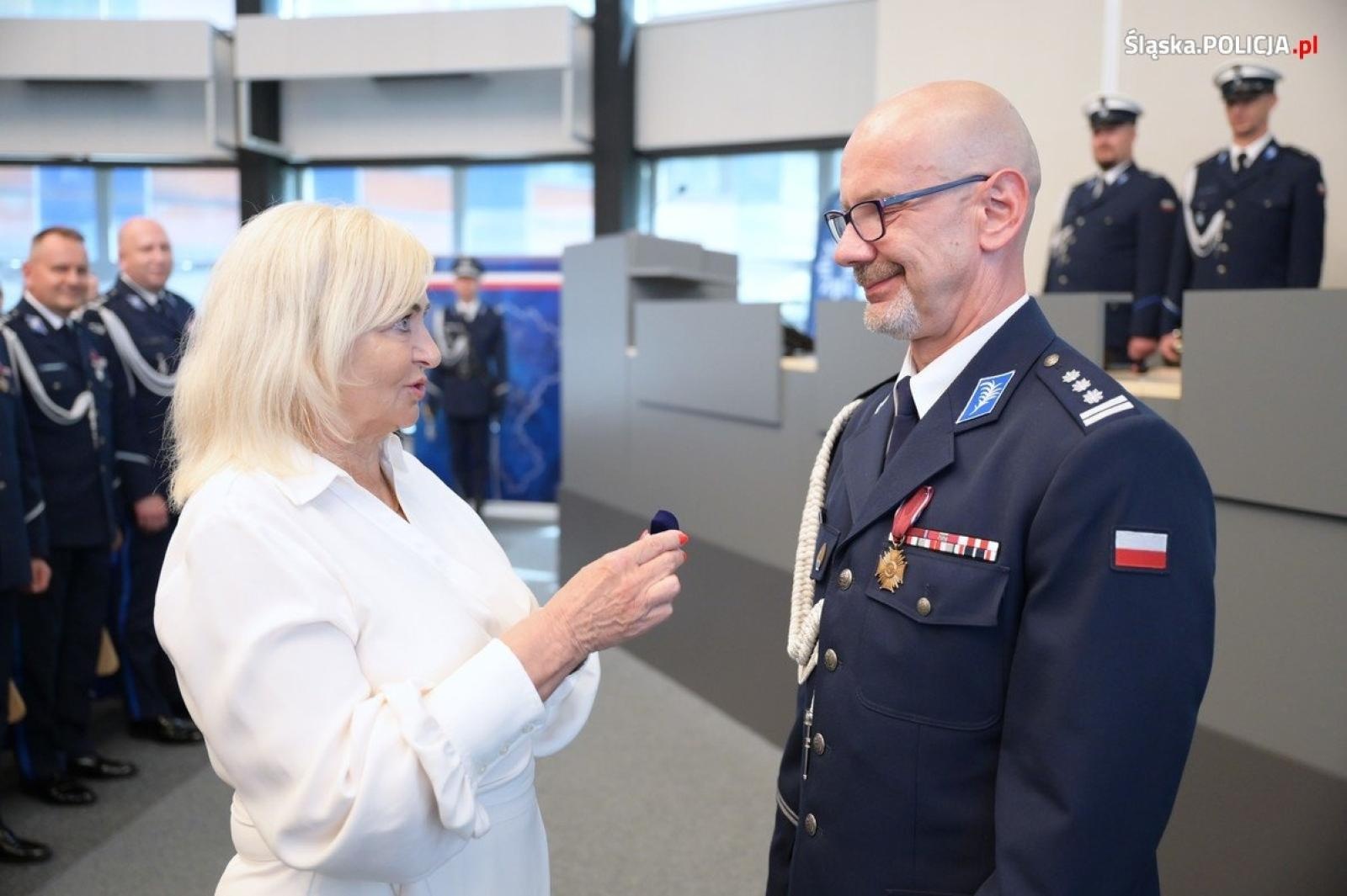 Zdjęcie w galerii na portalu naszraciborz.pl: Uroczysta zbiórka i wyróżnienia dla policjantów i pracowników wiadomości z regionu