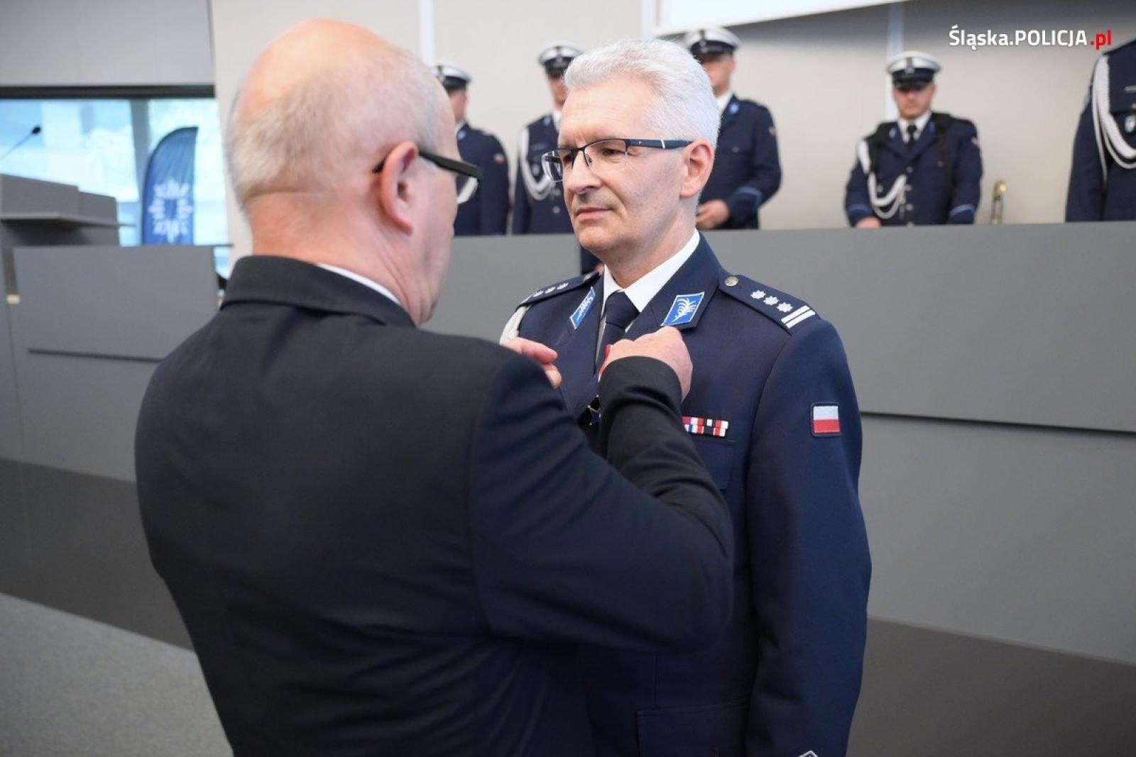 Zdjęcie w galerii na portalu naszraciborz.pl: Uroczysta zbiórka i wyróżnienia dla policjantów i pracowników wiadomości z regionu