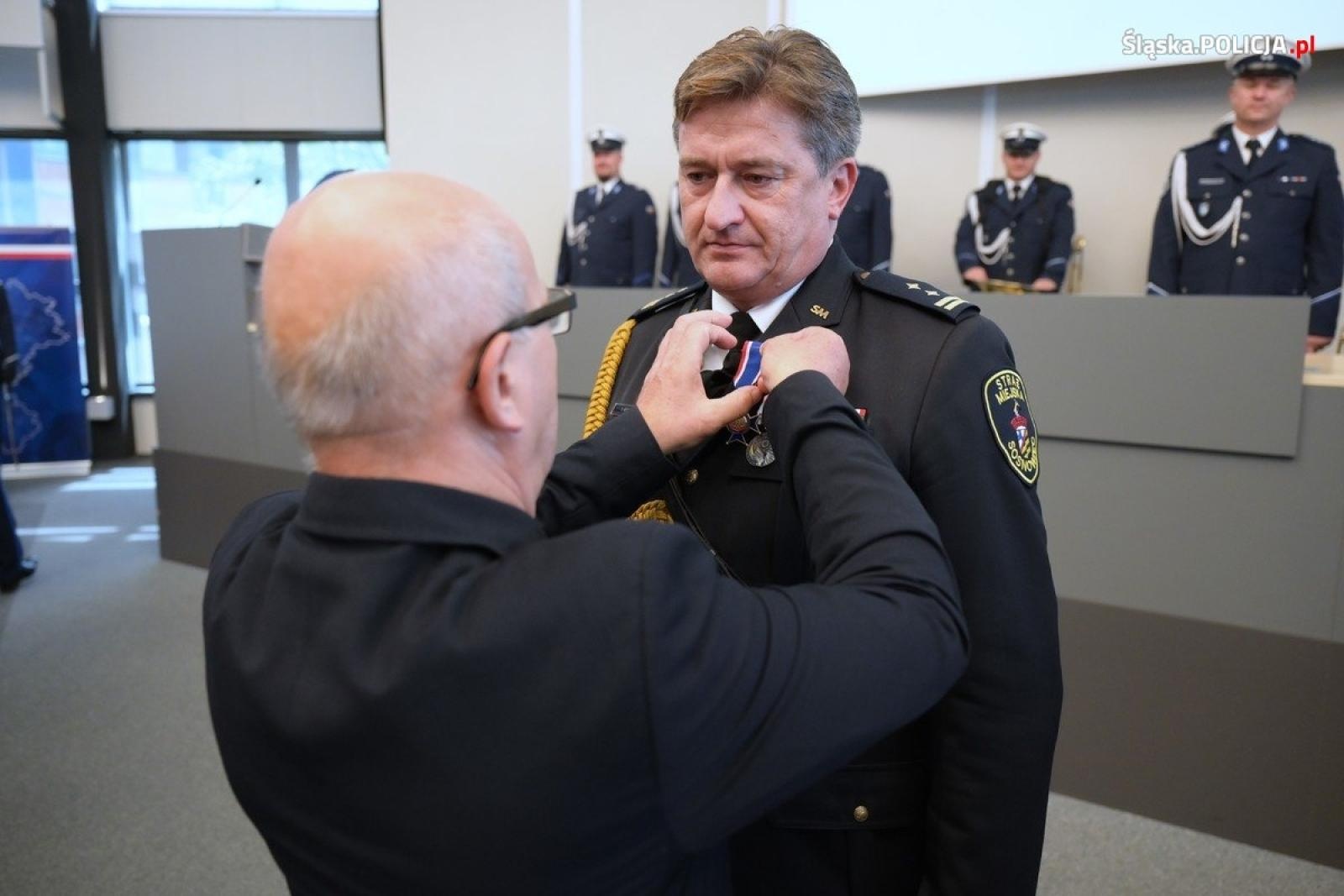 Zdjęcie w galerii na portalu naszraciborz.pl: Uroczysta zbiórka i wyróżnienia dla policjantów i pracowników wiadomości z regionu