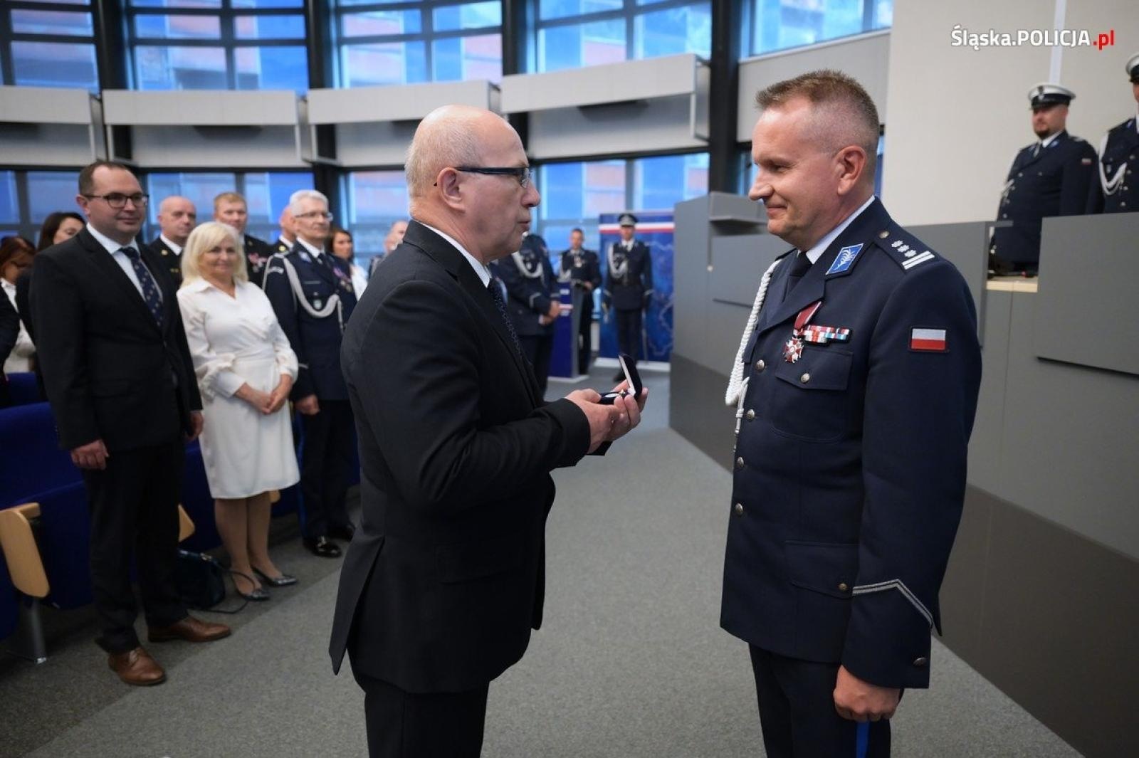 Zdjęcie w galerii na portalu naszraciborz.pl: Uroczysta zbiórka i wyróżnienia dla policjantów i pracowników wiadomości z regionu