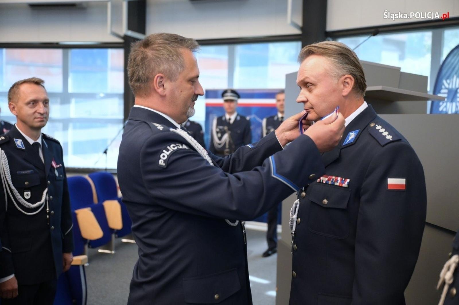 Zdjęcie w galerii na portalu naszraciborz.pl: Uroczysta zbiórka i wyróżnienia dla policjantów i pracowników wiadomości z regionu