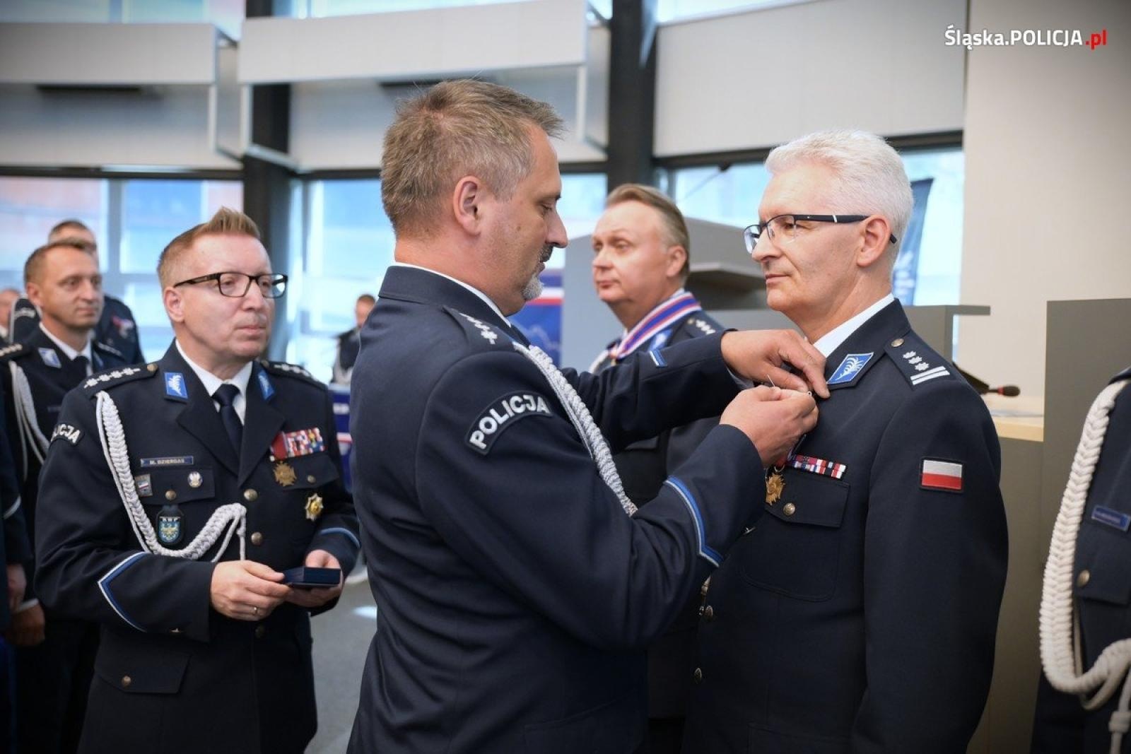 Zdjęcie w galerii na portalu naszraciborz.pl: Uroczysta zbiórka i wyróżnienia dla policjantów i pracowników wiadomości z regionu