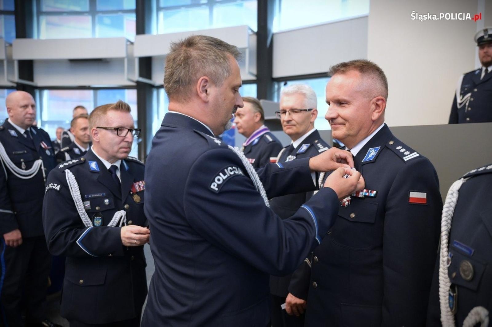 Zdjęcie w galerii na portalu naszraciborz.pl: Uroczysta zbiórka i wyróżnienia dla policjantów i pracowników wiadomości z regionu