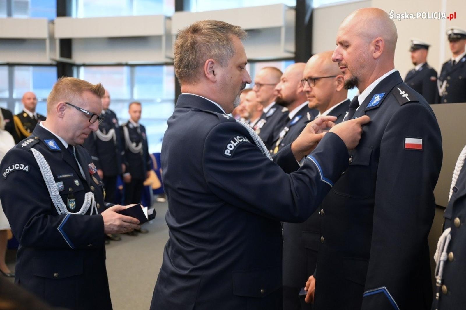 Zdjęcie w galerii na portalu naszraciborz.pl: Uroczysta zbiórka i wyróżnienia dla policjantów i pracowników wiadomości z regionu