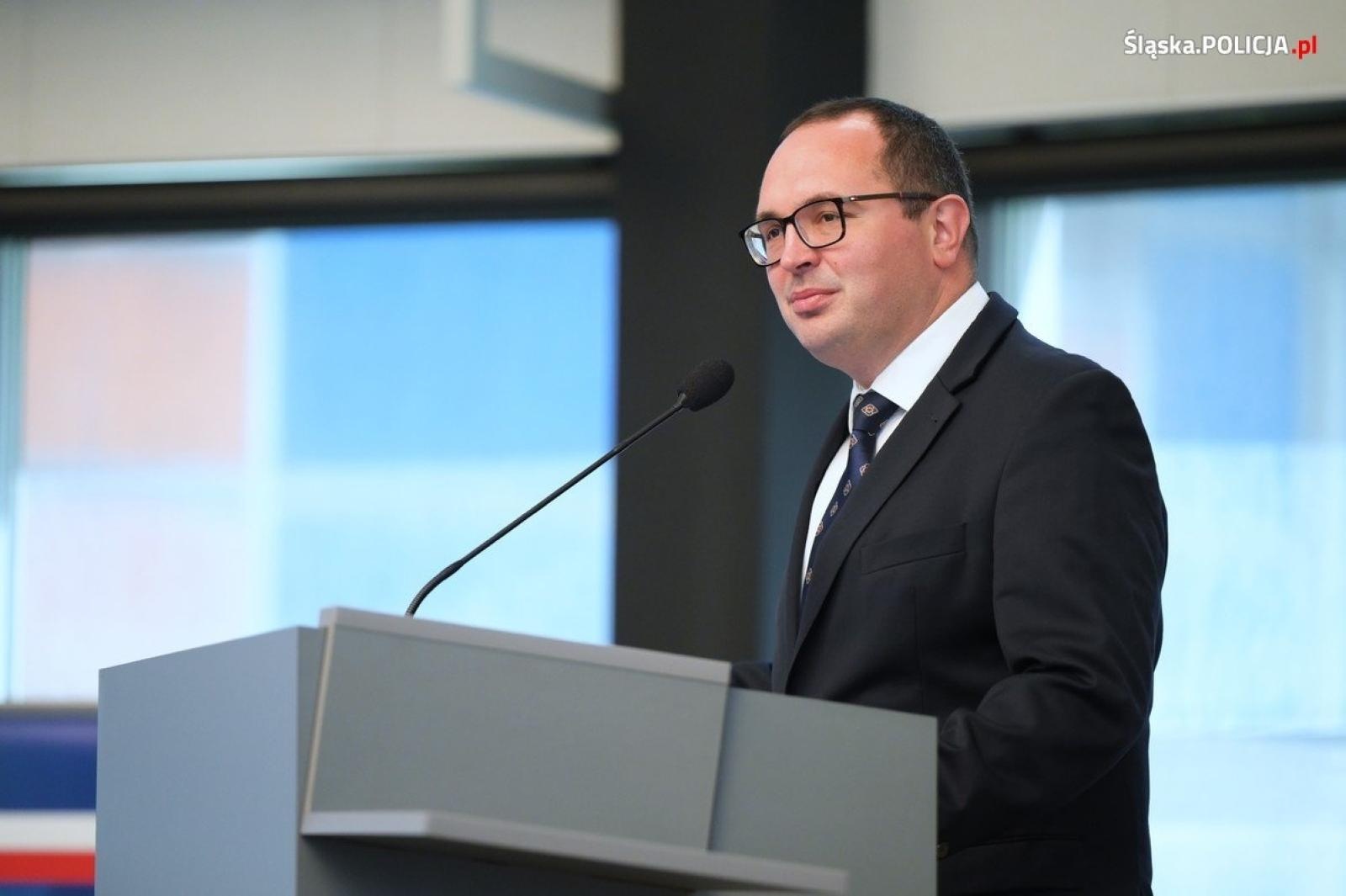 Zdjęcie w galerii na portalu naszraciborz.pl: Uroczysta zbiórka i wyróżnienia dla policjantów i pracowników wiadomości z regionu