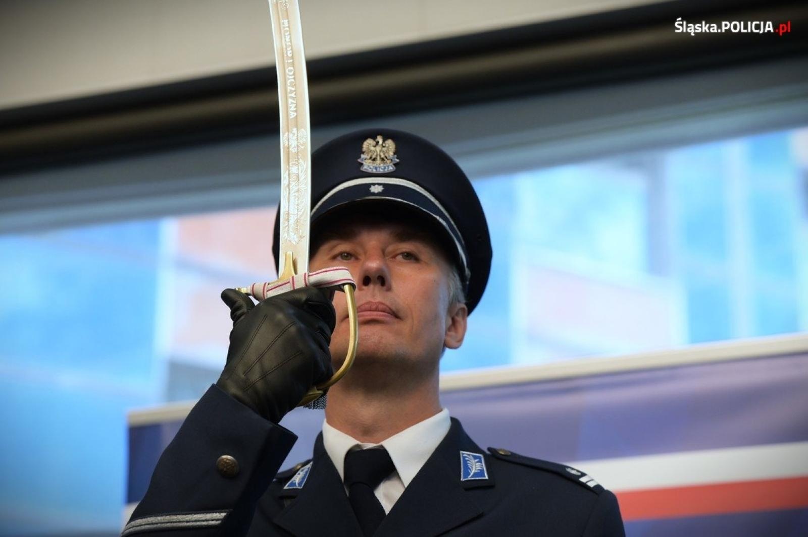 Zdjęcie w galerii na portalu naszraciborz.pl: Uroczysta zbiórka i wyróżnienia dla policjantów i pracowników wiadomości z regionu