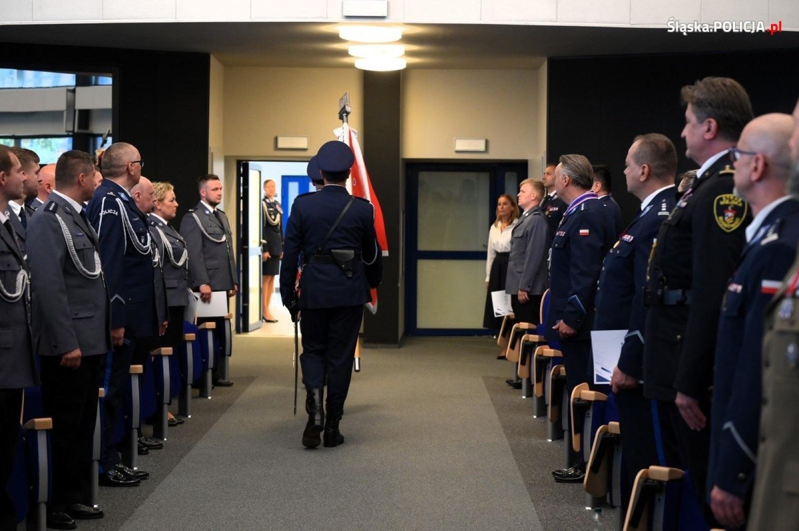 Zdjęcie w galerii na portalu naszraciborz.pl: Uroczysta zbiórka i wyróżnienia dla policjantów i pracowników wiadomości z regionu