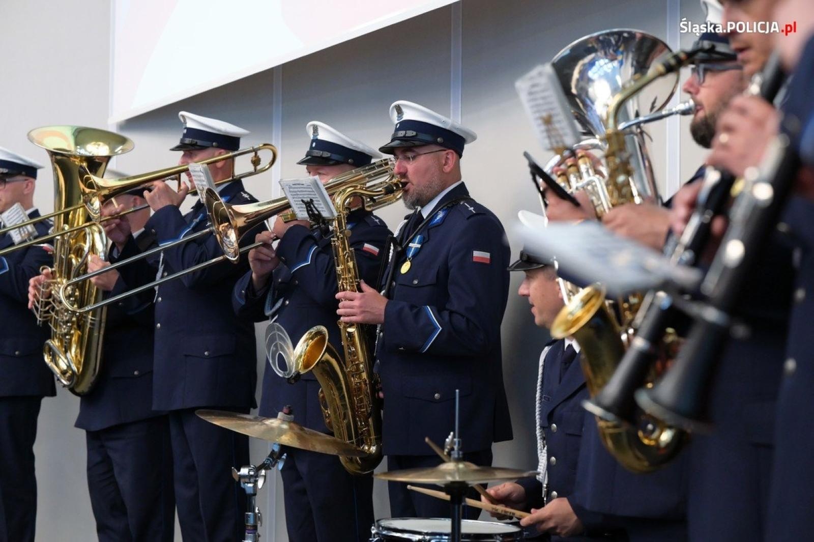 Zdjęcie w galerii na portalu naszraciborz.pl: Uroczysta zbiórka i wyróżnienia dla policjantów i pracowników wiadomości z regionu