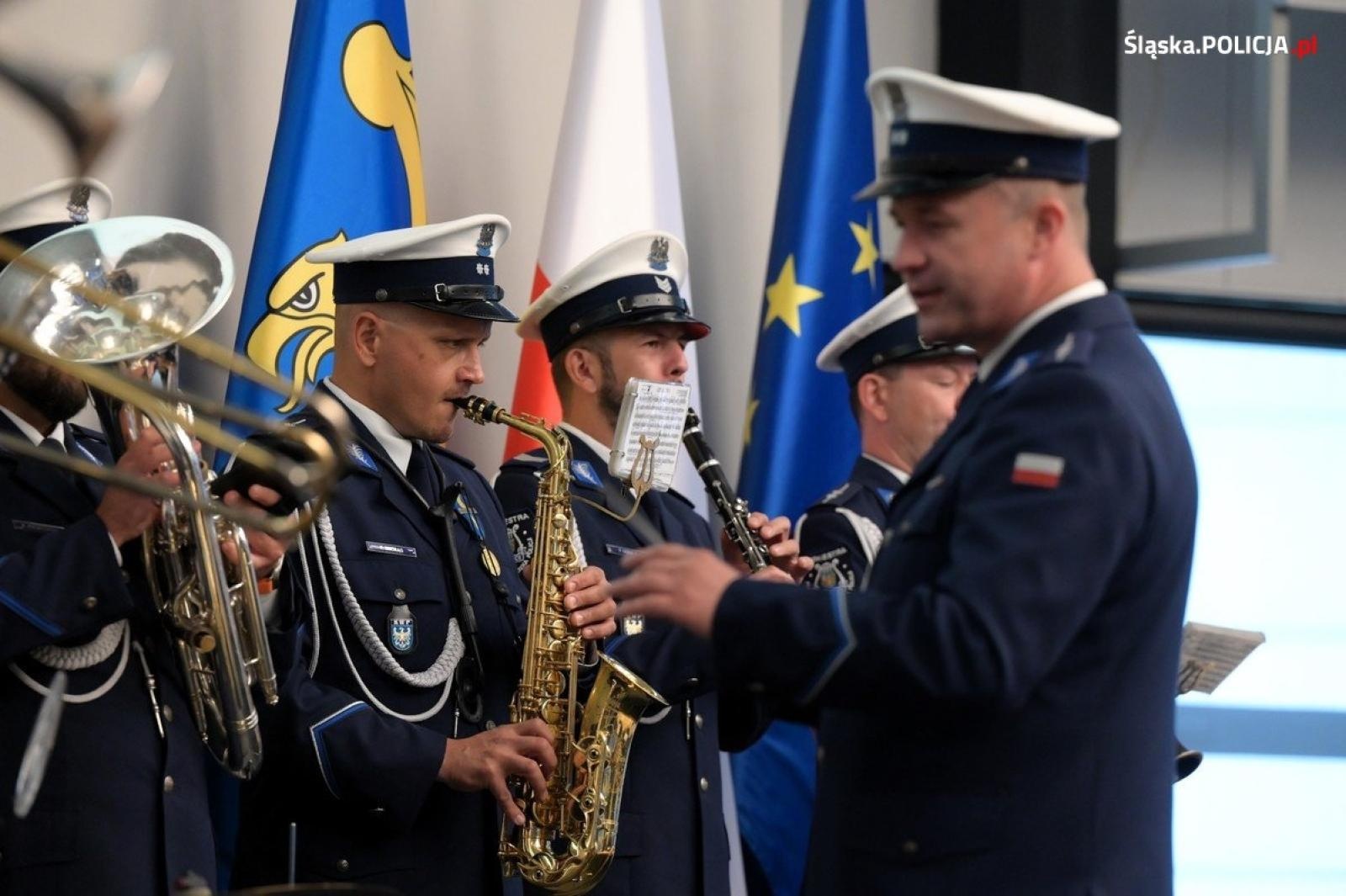 Zdjęcie w galerii na portalu naszraciborz.pl: Uroczysta zbiórka i wyróżnienia dla policjantów i pracowników wiadomości z regionu