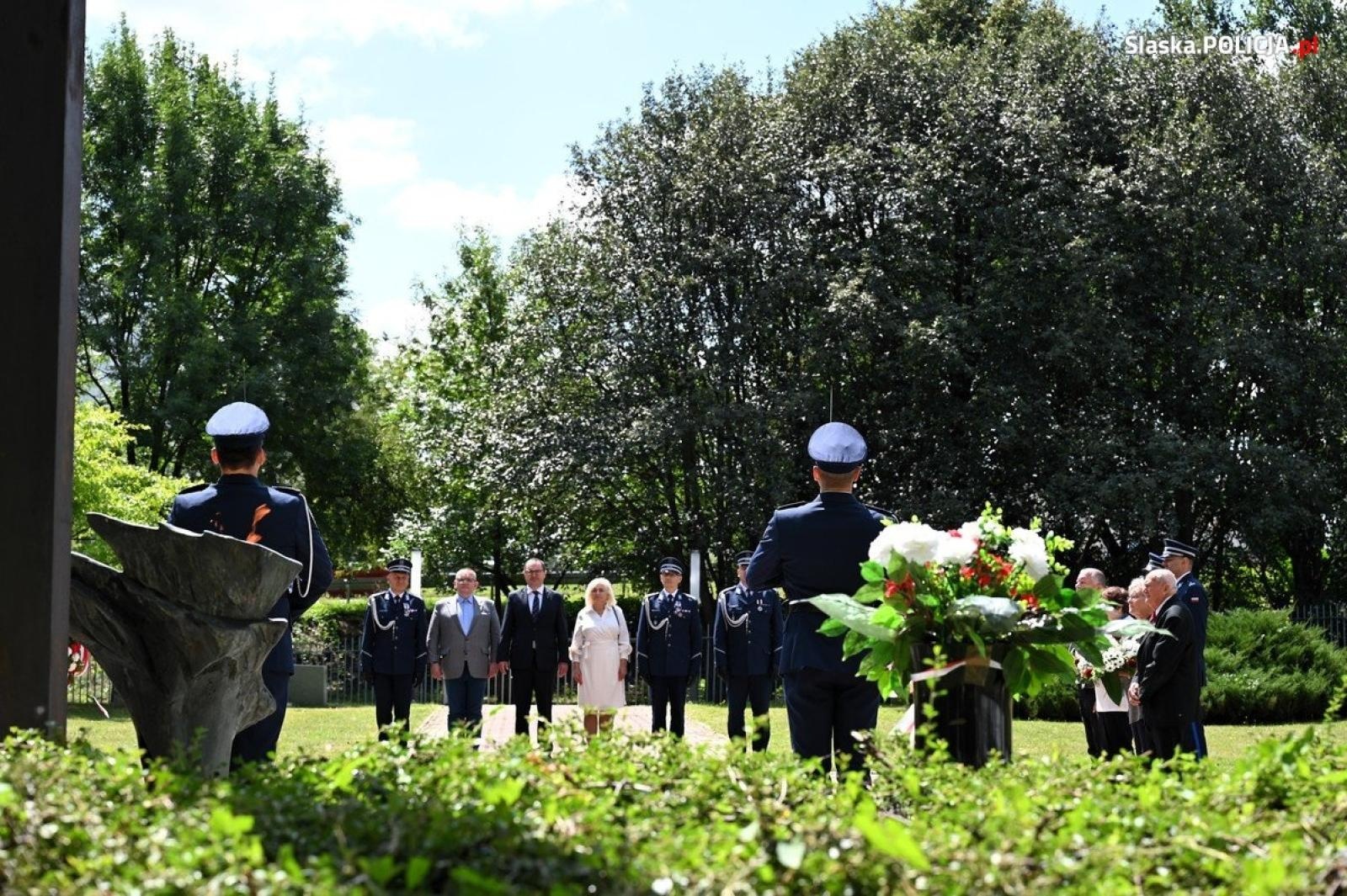 Zdjęcie w galerii na portalu naszraciborz.pl: Uroczysta zbiórka i wyróżnienia dla policjantów i pracowników wiadomości z regionu
