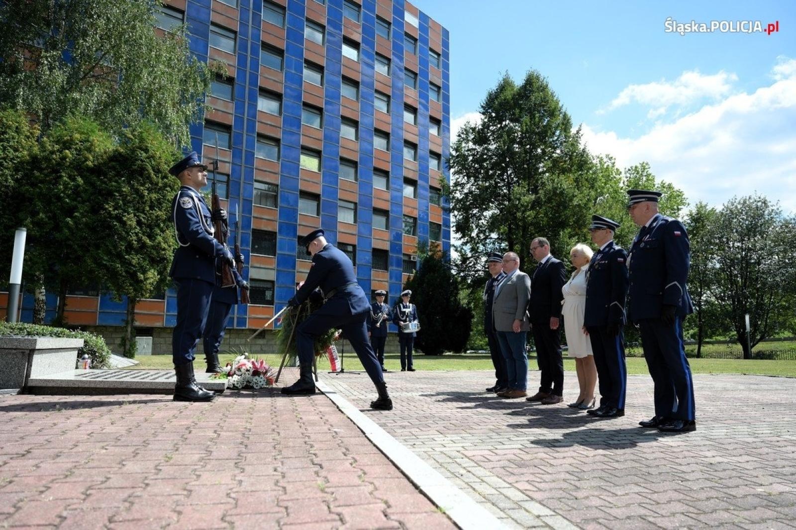 Zdjęcie w galerii na portalu naszraciborz.pl: Uroczysta zbiórka i wyróżnienia dla policjantów i pracowników wiadomości z regionu