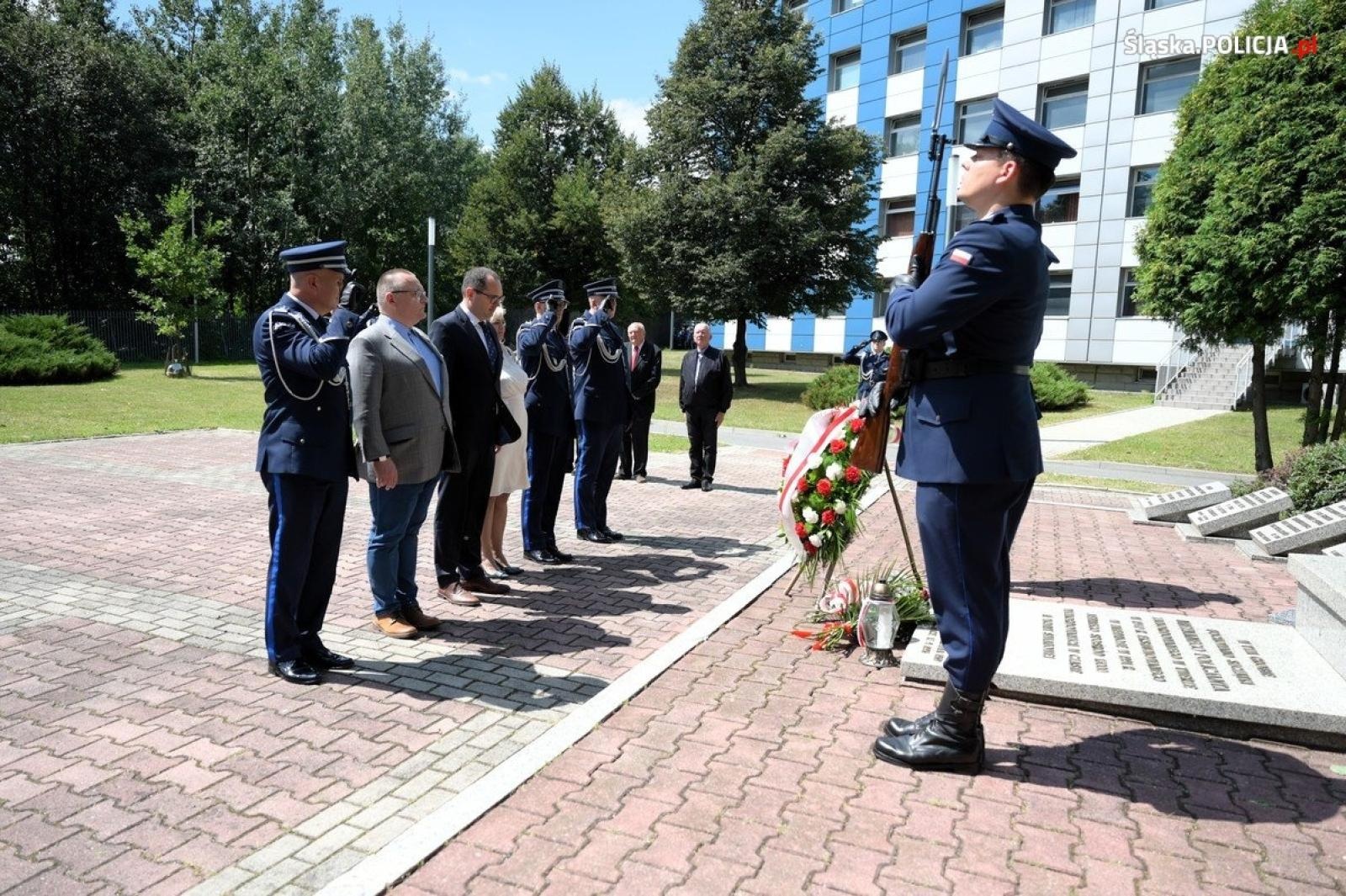 Zdjęcie w galerii na portalu naszraciborz.pl: Uroczysta zbiórka i wyróżnienia dla policjantów i pracowników wiadomości z regionu