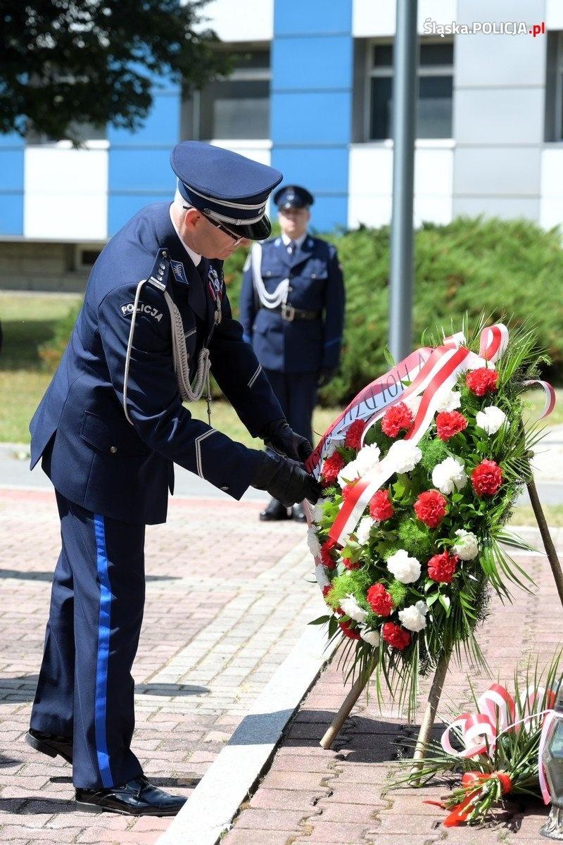 Zdjęcie w galerii na portalu naszraciborz.pl: Uroczysta zbiórka i wyróżnienia dla policjantów i pracowników wiadomości z regionu