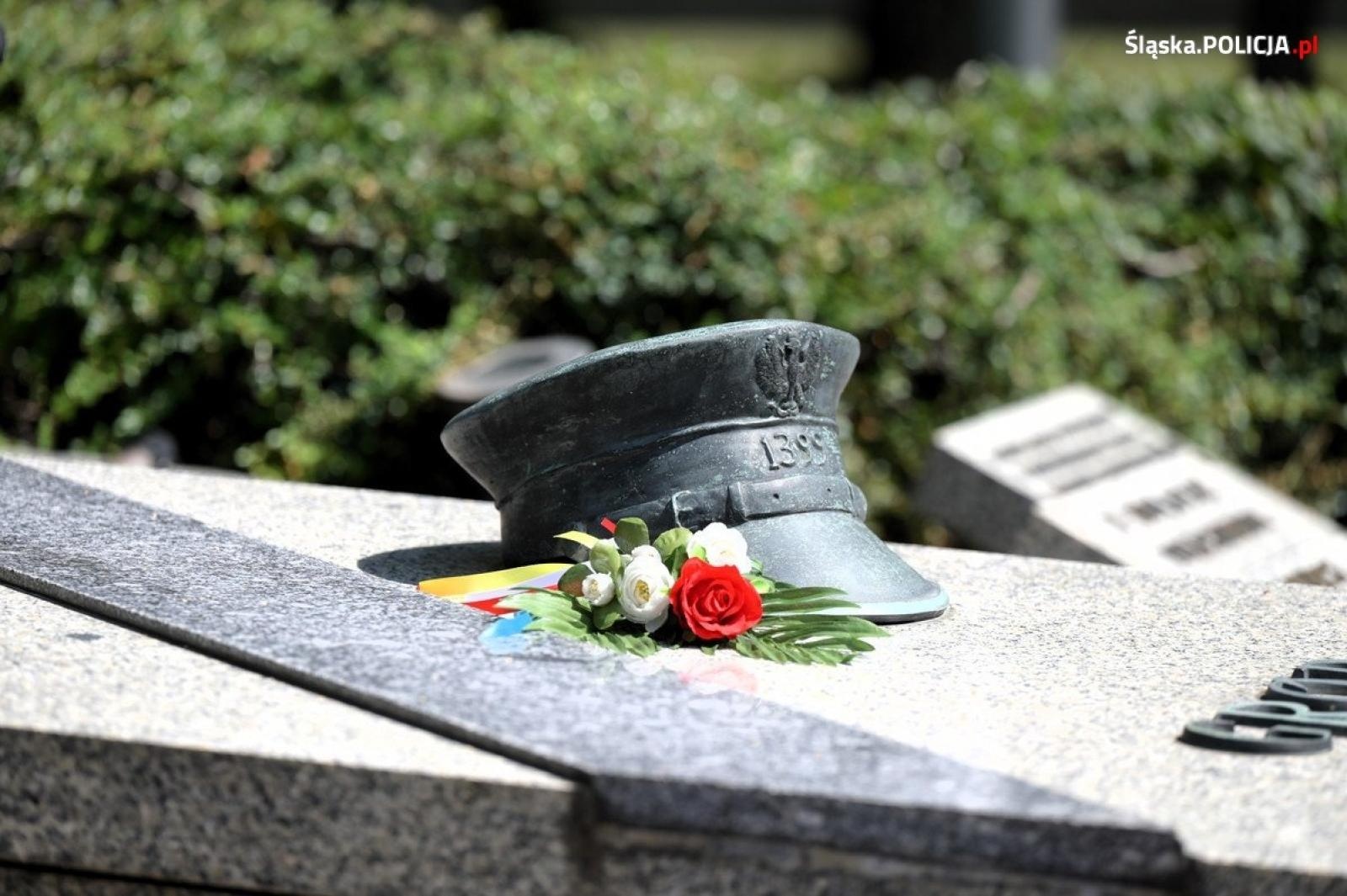 Zdjęcie w galerii na portalu naszraciborz.pl: Uroczysta zbiórka i wyróżnienia dla policjantów i pracowników wiadomości z regionu