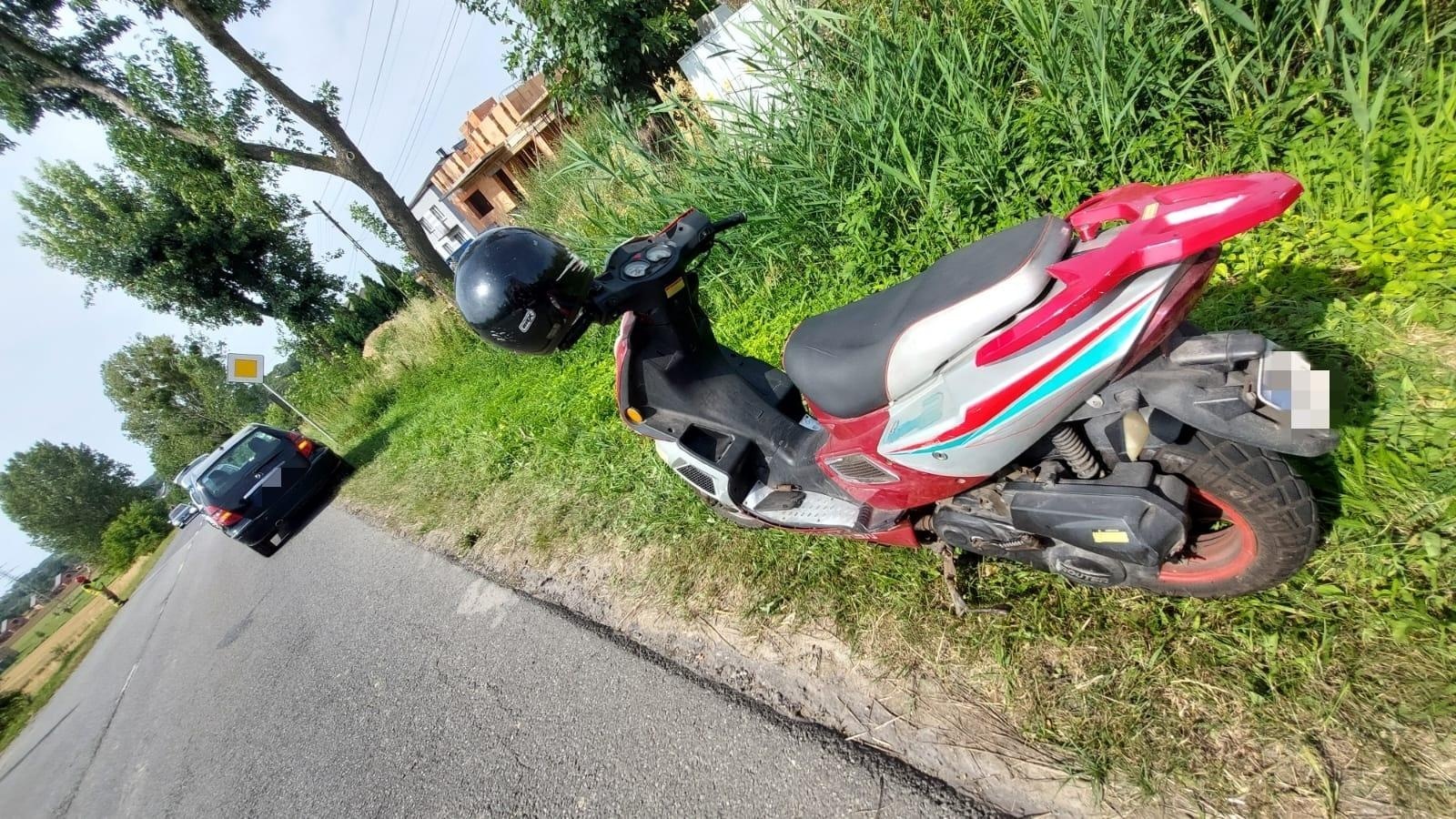 Zdjęcie w galerii na portalu naszraciborz.pl: Wyprzedając uderzyła w motorower. Kierujący jednośladem trafił do szpitala wiadomości z regionu