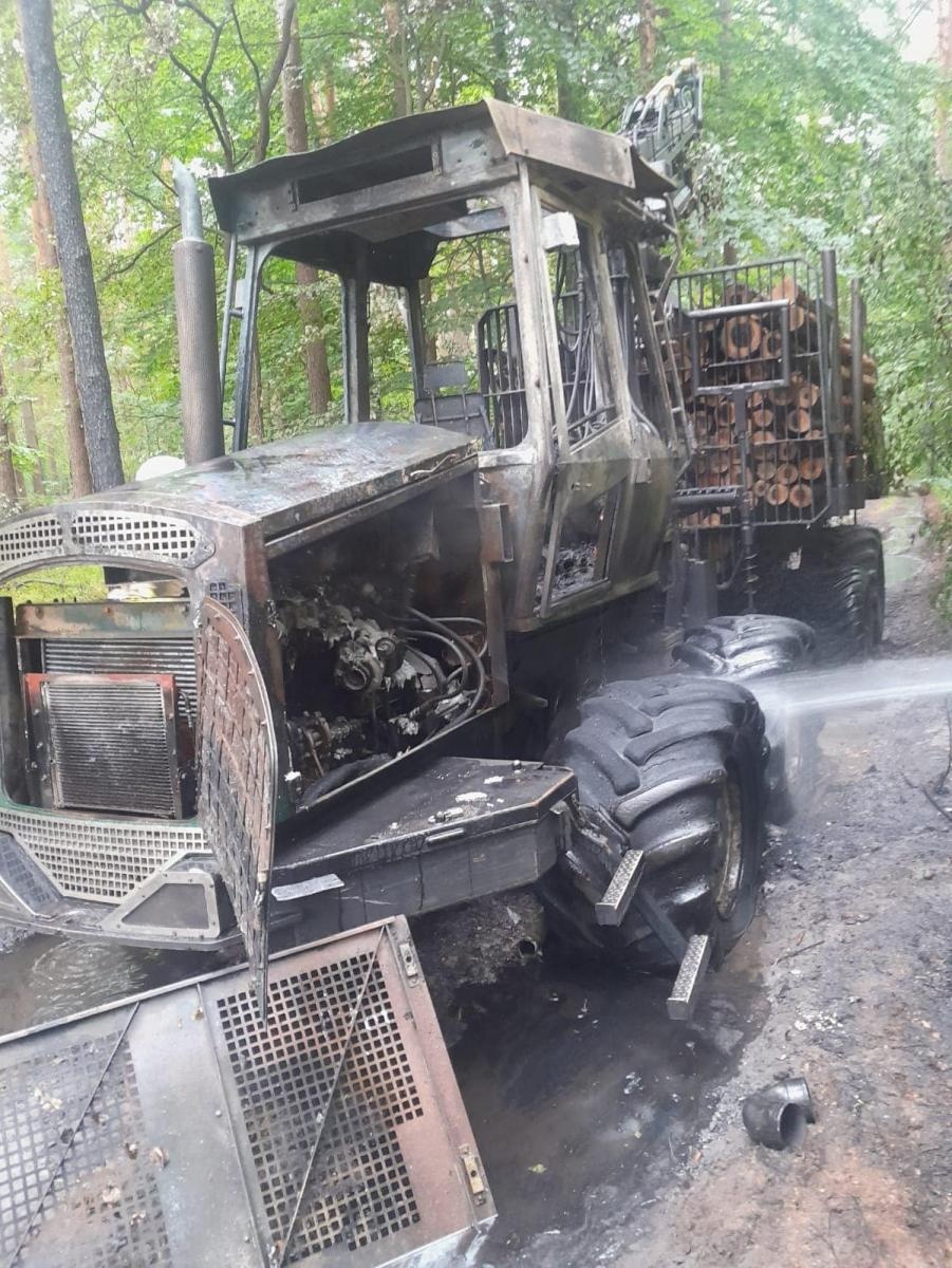 Zdjęcie w galerii na portalu naszraciborz.pl: Raport 998. Pożar maszyny leśnej w Zwonowicach wiadomości z regionu