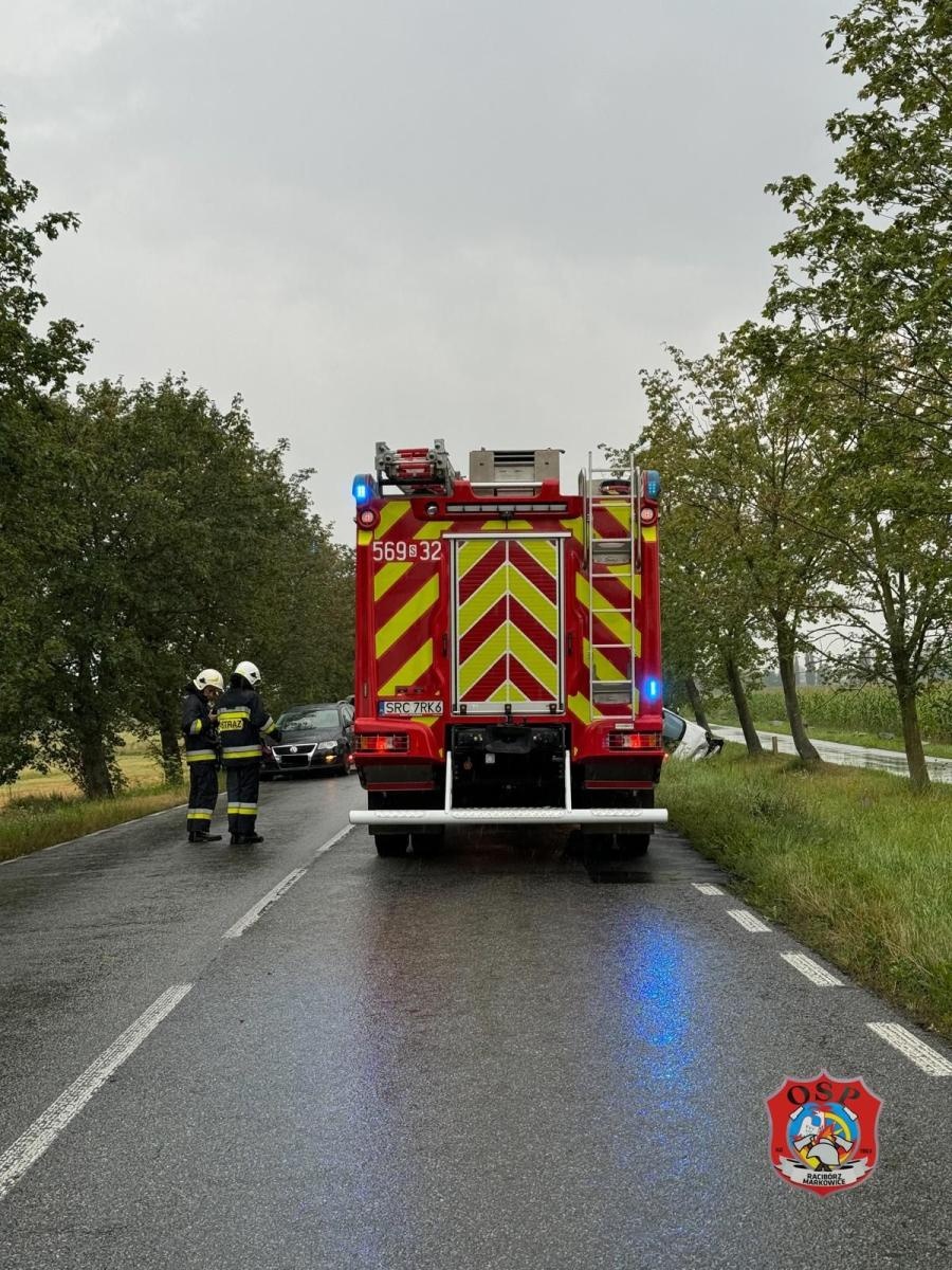 Zdjęcie w galerii na portalu naszraciborz.pl: Citroen, ford i volkswagen zderzyły się na Gliwickiej. Kierująca passatem trafiła do szpitala [FOTO] wiadomości z regionu