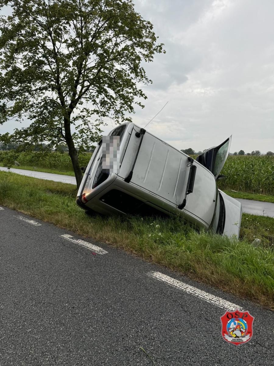 Zdjęcie w galerii na portalu naszraciborz.pl: Citroen, ford i volkswagen zderzyły się na Gliwickiej. Kierująca passatem trafiła do szpitala [FOTO] wiadomości z regionu