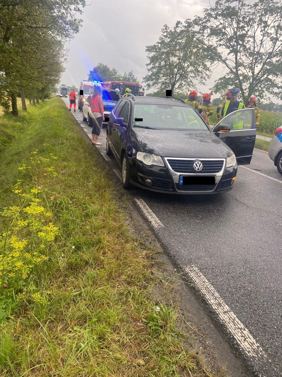 Zdjęcie w galerii na portalu naszraciborz.pl: Citroen, ford i volkswagen zderzyły się na Gliwickiej. Kierująca passatem trafiła do szpitala [FOTO] wiadomości z regionu