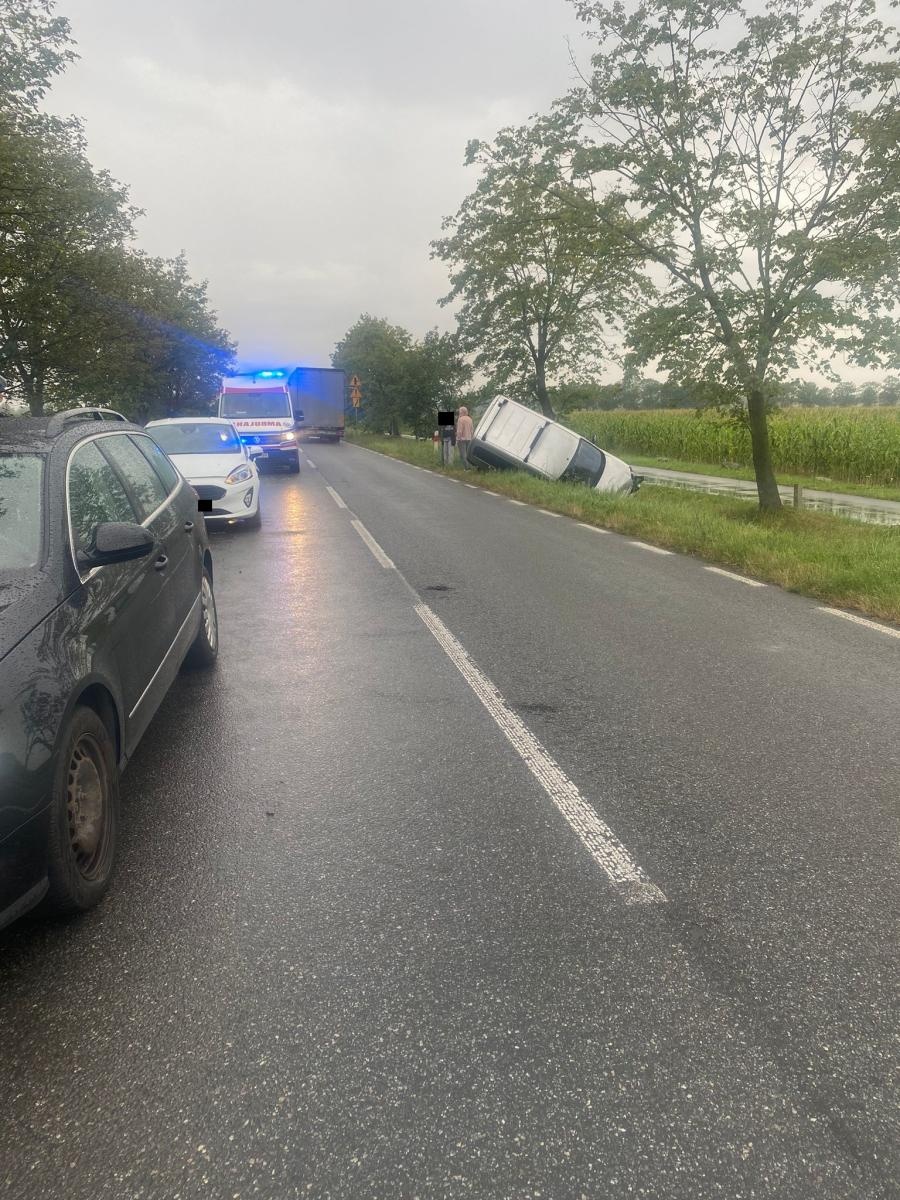 Zdjęcie w galerii na portalu naszraciborz.pl: Citroen, ford i volkswagen zderzyły się na Gliwickiej. Kierująca passatem trafiła do szpitala [FOTO] wiadomości z regionu