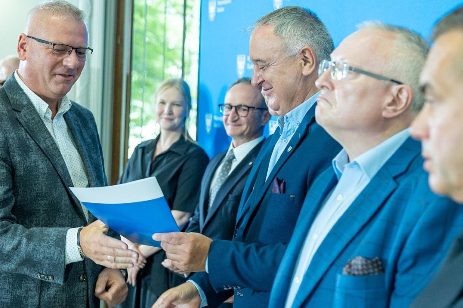 Zdjęcie w galerii na portalu naszraciborz.pl: OSP Żerdziny i Pogrzebień z dotacją wojewódzką wiadomości z regionu