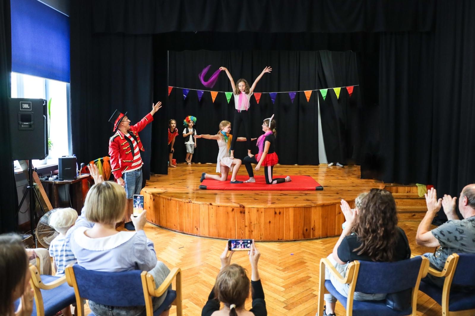 Zdjęcie w galerii na portalu naszraciborz.pl: Niemożliwe warsztaty CYRKOWE w Strzesze wiadomości z regionu