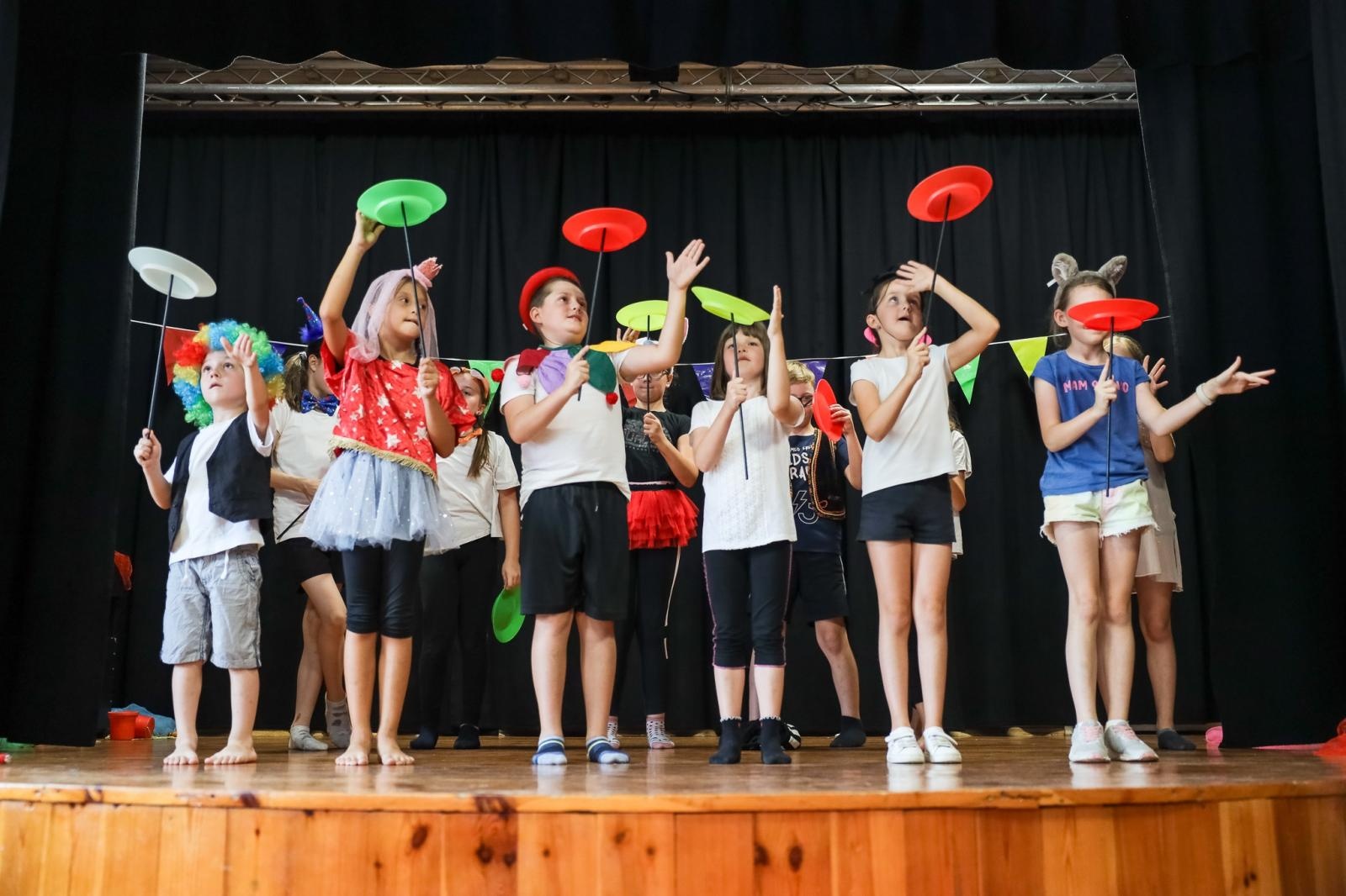 Zdjęcie w galerii na portalu naszraciborz.pl: Niemożliwe warsztaty CYRKOWE w Strzesze wiadomości z regionu