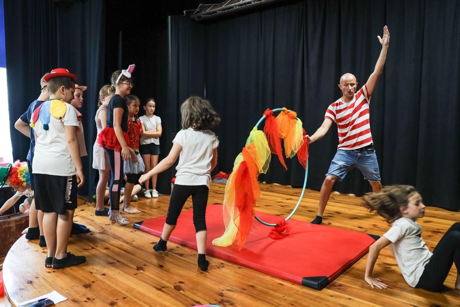 Zdjęcie w galerii na portalu naszraciborz.pl: Niemożliwe warsztaty CYRKOWE w Strzesze wiadomości z regionu