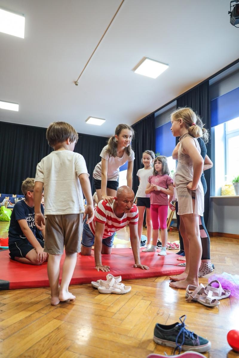 Zdjęcie w galerii na portalu naszraciborz.pl: Niemożliwe warsztaty CYRKOWE w Strzesze wiadomości z regionu