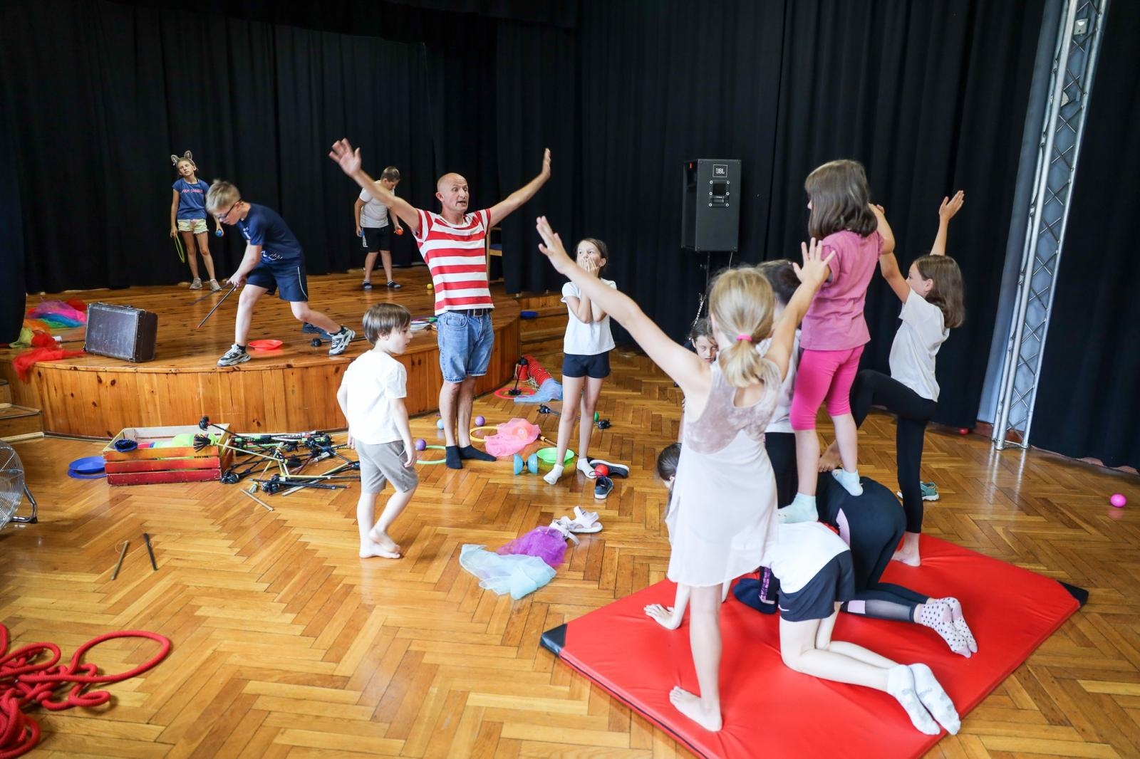 Zdjęcie w galerii na portalu naszraciborz.pl: Niemożliwe warsztaty CYRKOWE w Strzesze wiadomości z regionu