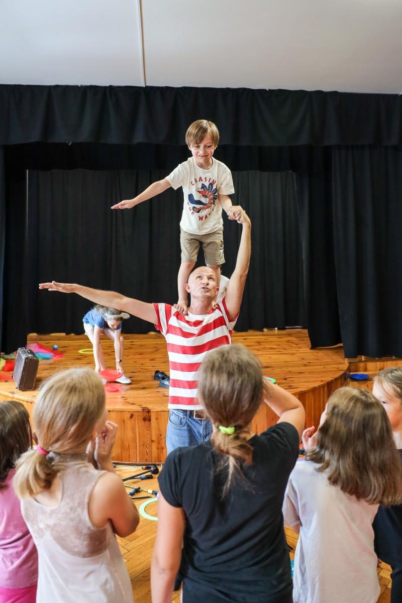 Zdjęcie w galerii na portalu naszraciborz.pl: Niemożliwe warsztaty CYRKOWE w Strzesze wiadomości z regionu