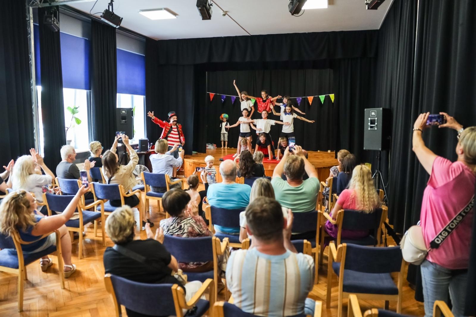 Zdjęcie w galerii na portalu naszraciborz.pl: Niemożliwe warsztaty CYRKOWE w Strzesze wiadomości z regionu