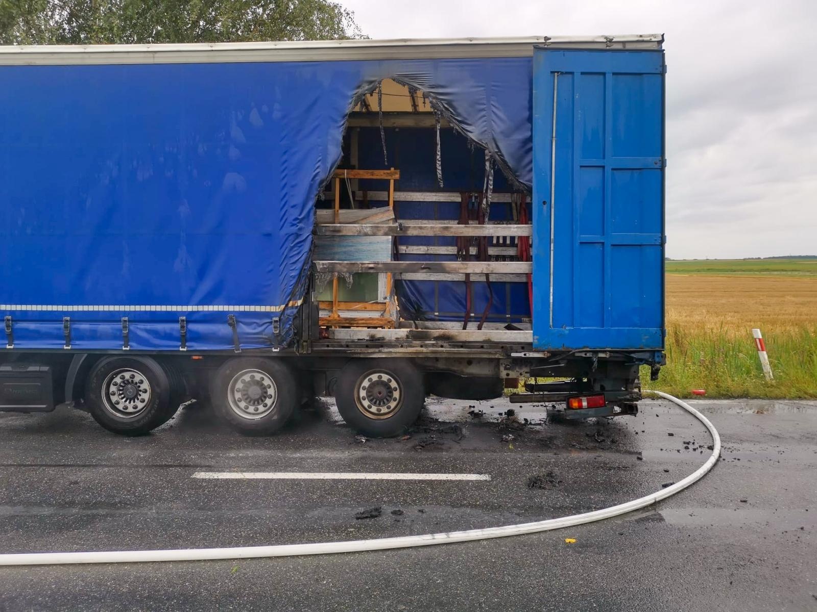 Zdjęcie w galerii na portalu naszraciborz.pl: Pożar naczepy na trasie DK 45 w Tworkowie [FOTO] wiadomości z regionu