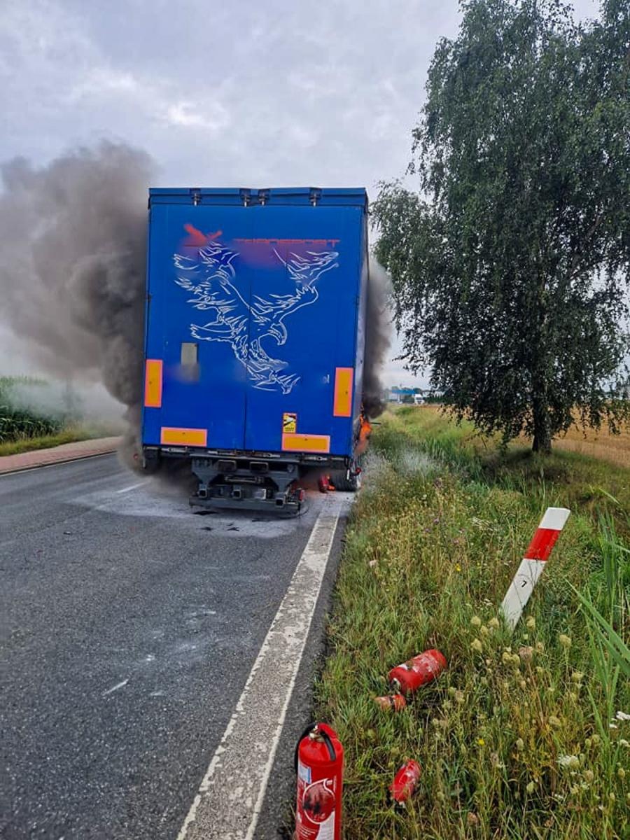 Zdjęcie w galerii na portalu naszraciborz.pl: Pożar naczepy na trasie DK 45 w Tworkowie [FOTO] wiadomości z regionu