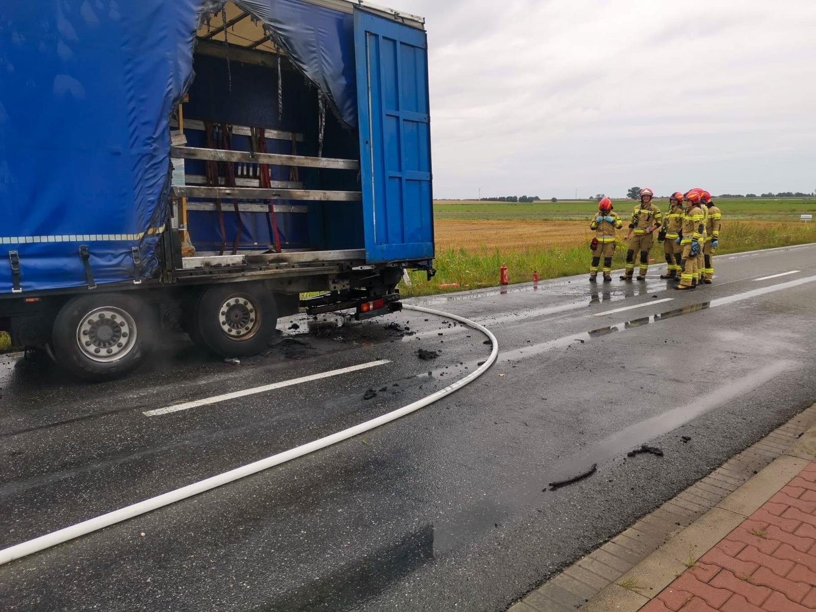 Zdjęcie w galerii na portalu naszraciborz.pl: Pożar naczepy na trasie DK 45 w Tworkowie [FOTO] wiadomości z regionu