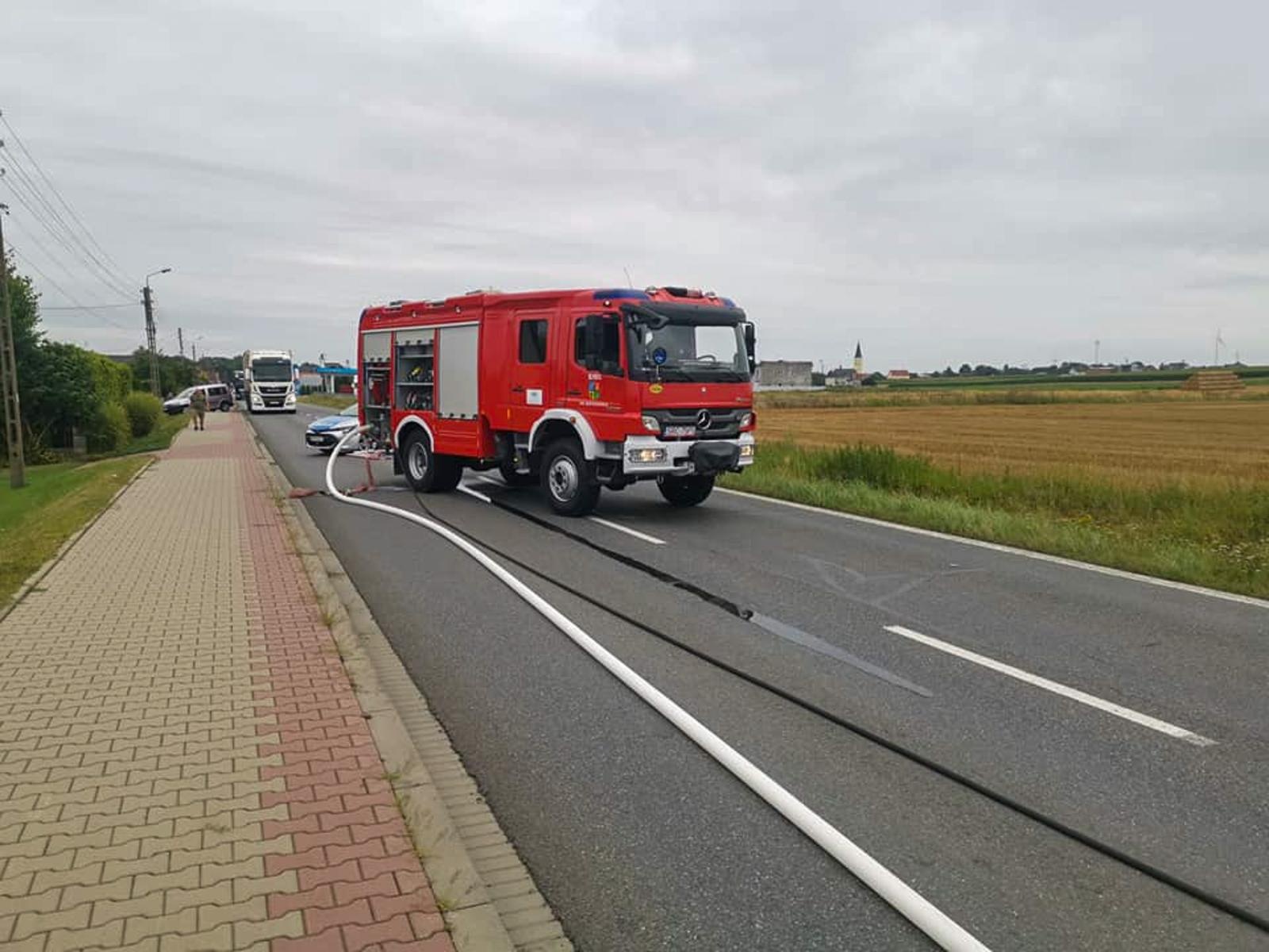 Zdjęcie w galerii na portalu naszraciborz.pl: Pożar naczepy na trasie DK 45 w Tworkowie [FOTO] wiadomości z regionu
