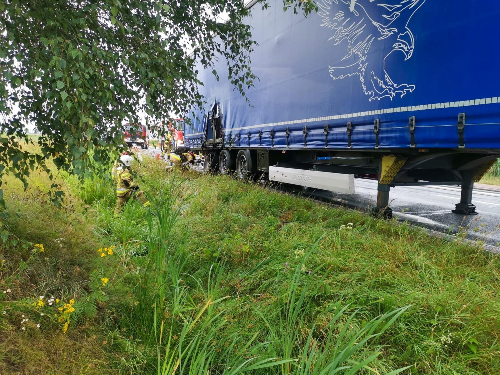 Zdjęcie w galerii na portalu naszraciborz.pl: Pożar naczepy na trasie DK 45 w Tworkowie [FOTO] wiadomości z regionu