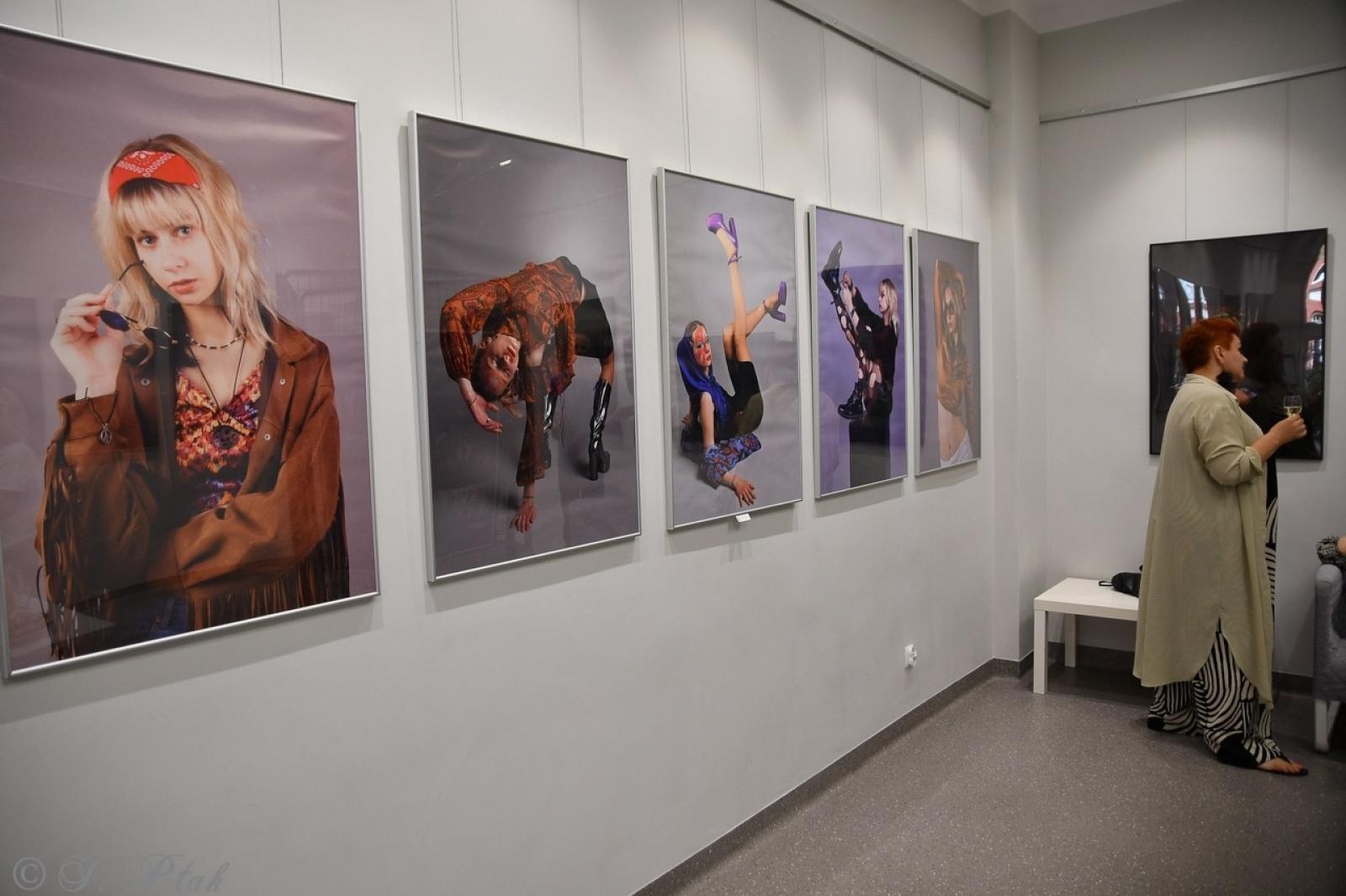 Zdjęcie w galerii na portalu naszraciborz.pl: Dyplomy 2024: fotografia artystyczna. Nowa wystawa w raciborskiej bibliotece wiadomości z regionu