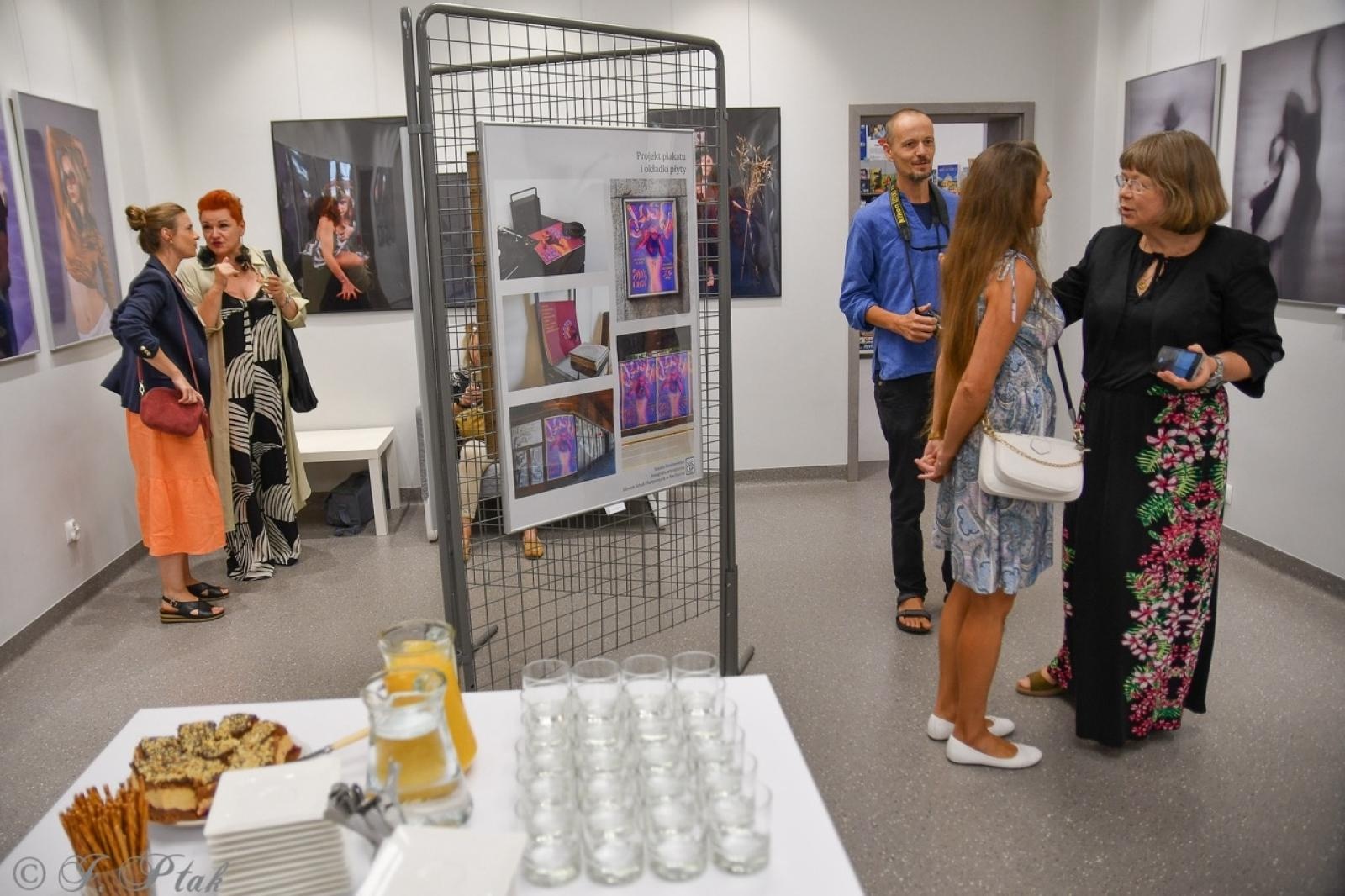 Zdjęcie w galerii na portalu naszraciborz.pl: Dyplomy 2024: fotografia artystyczna. Nowa wystawa w raciborskiej bibliotece wiadomości z regionu