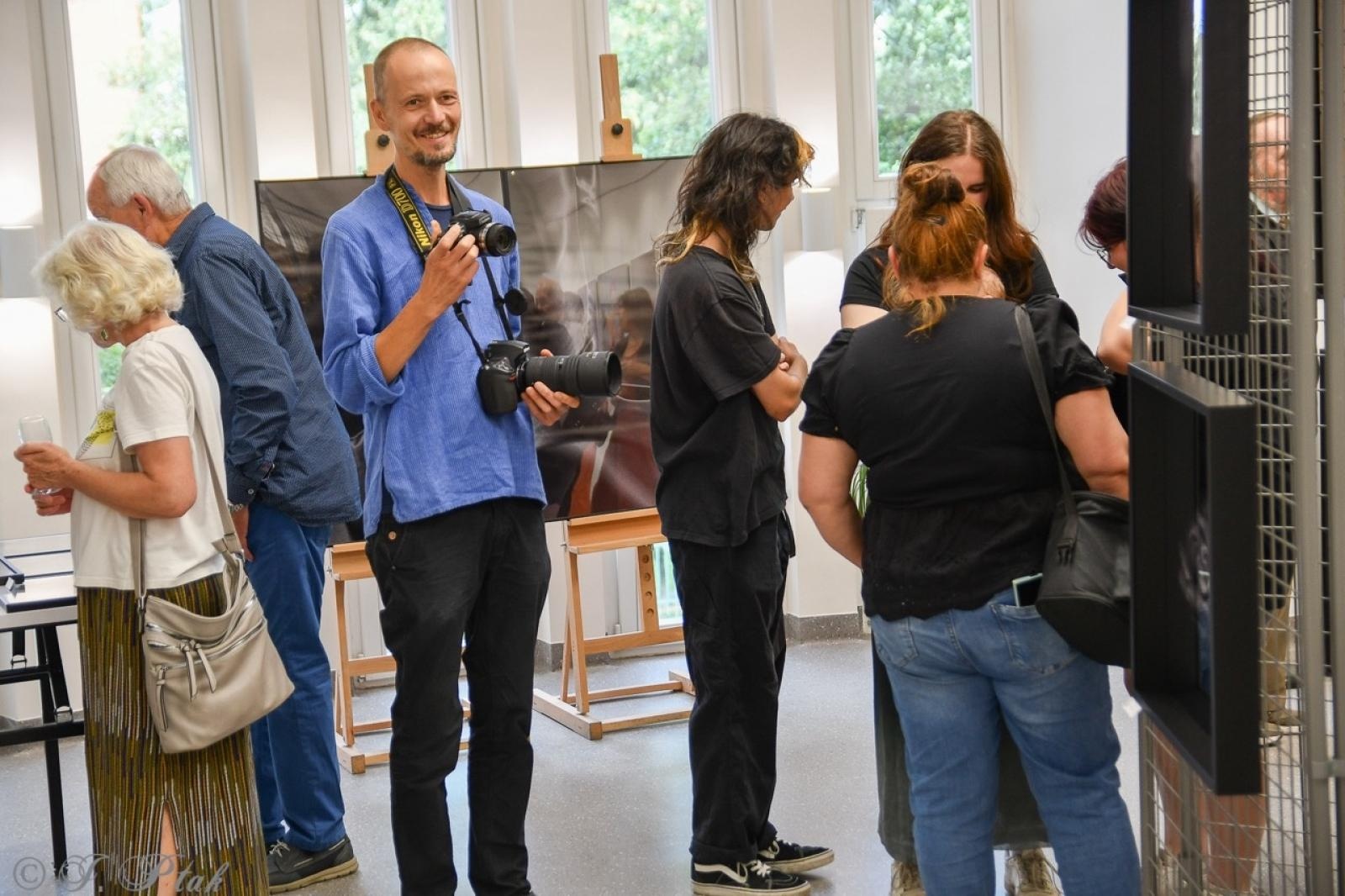 Zdjęcie w galerii na portalu naszraciborz.pl: Dyplomy 2024: fotografia artystyczna. Nowa wystawa w raciborskiej bibliotece wiadomości z regionu