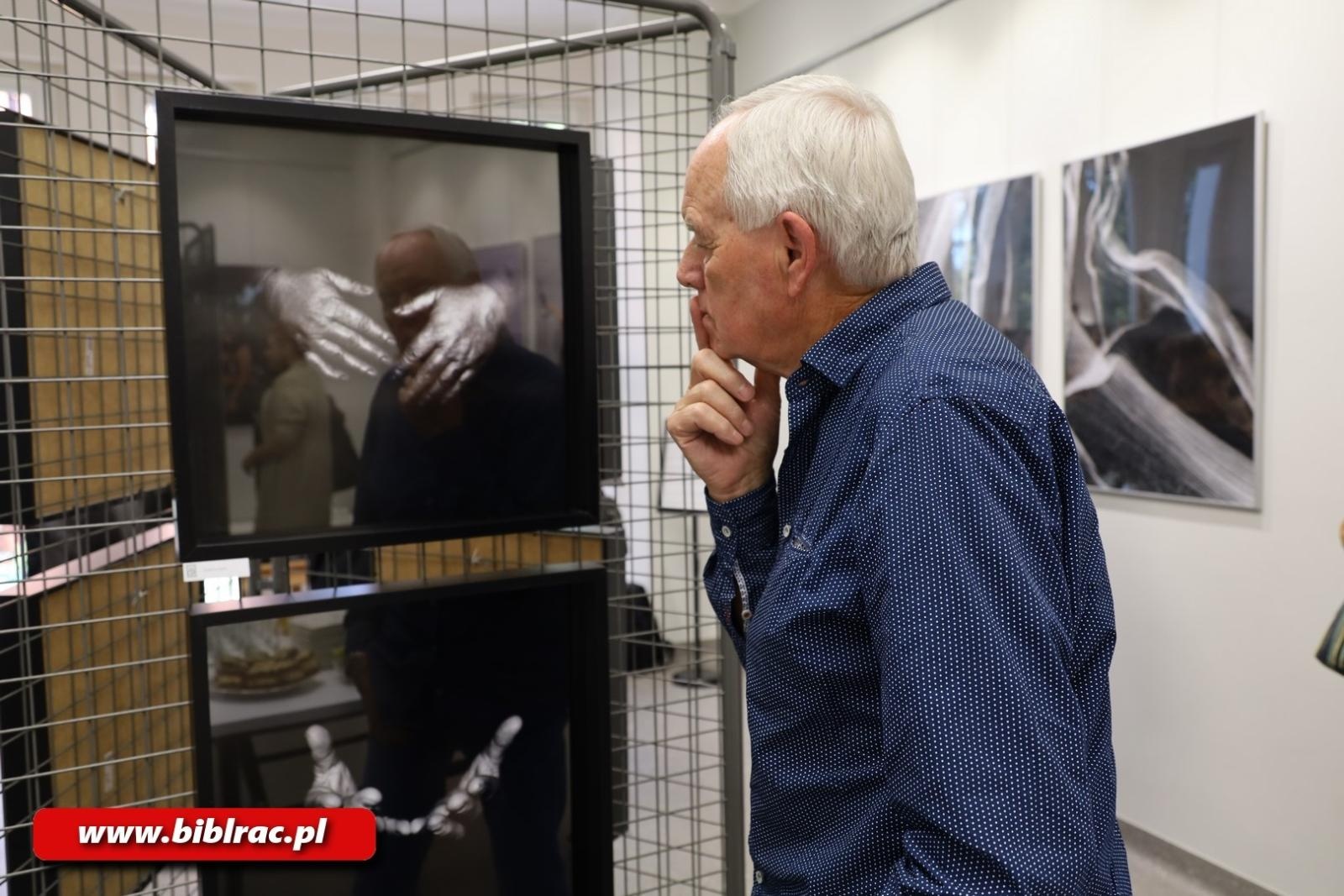 Zdjęcie w galerii na portalu naszraciborz.pl: Dyplomy 2024: fotografia artystyczna. Nowa wystawa w raciborskiej bibliotece wiadomości z regionu