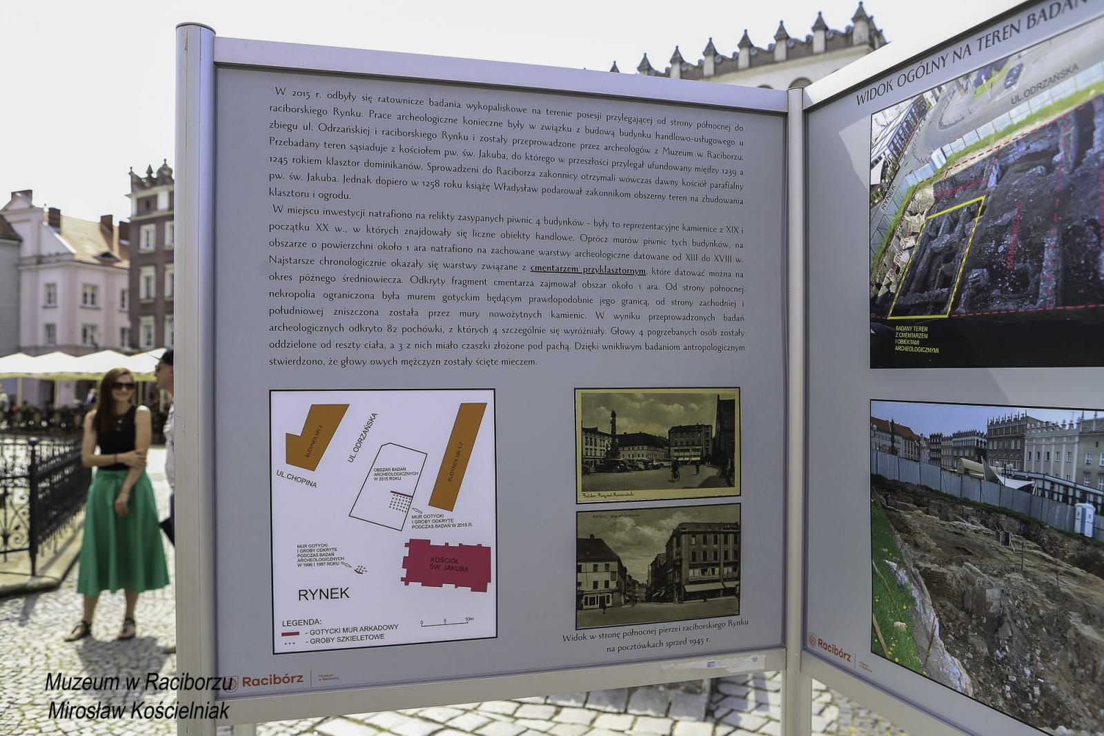 Zdjęcie w galerii na portalu naszraciborz.pl: Zapomniany cmentarz - wystawa plenerowa na Rynku wiadomości z regionu