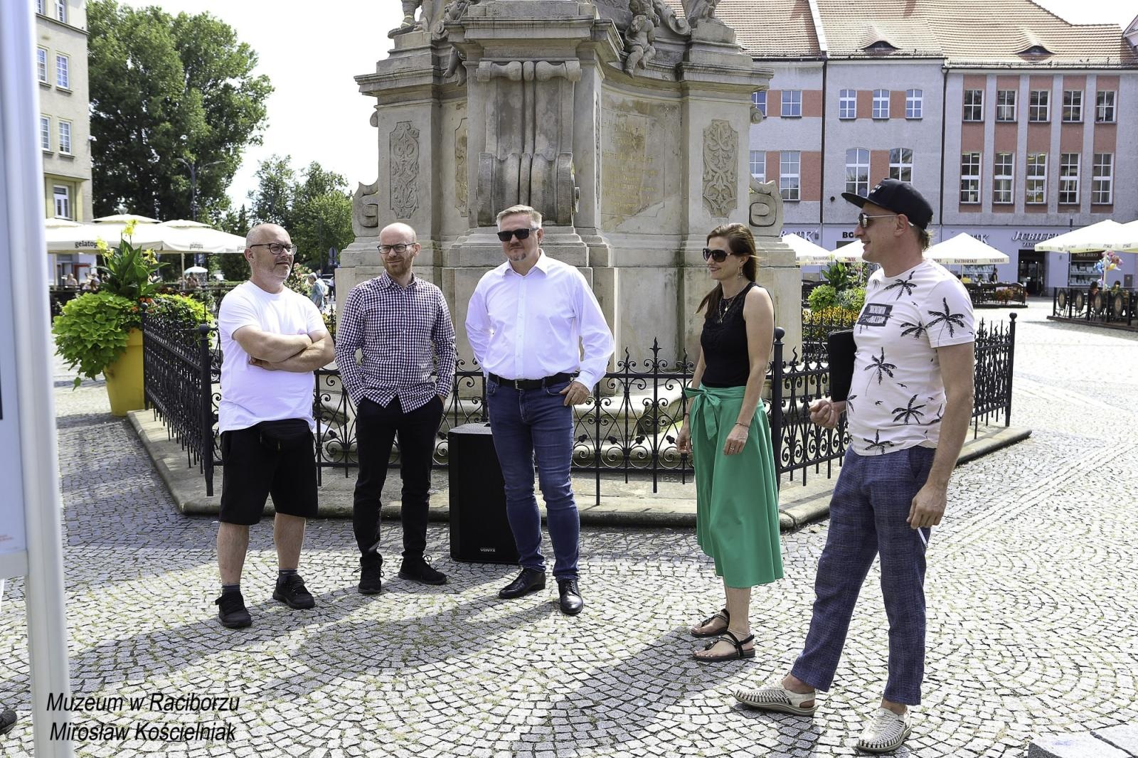 Zdjęcie w galerii na portalu naszraciborz.pl: Zapomniany cmentarz - wystawa plenerowa na Rynku wiadomości z regionu