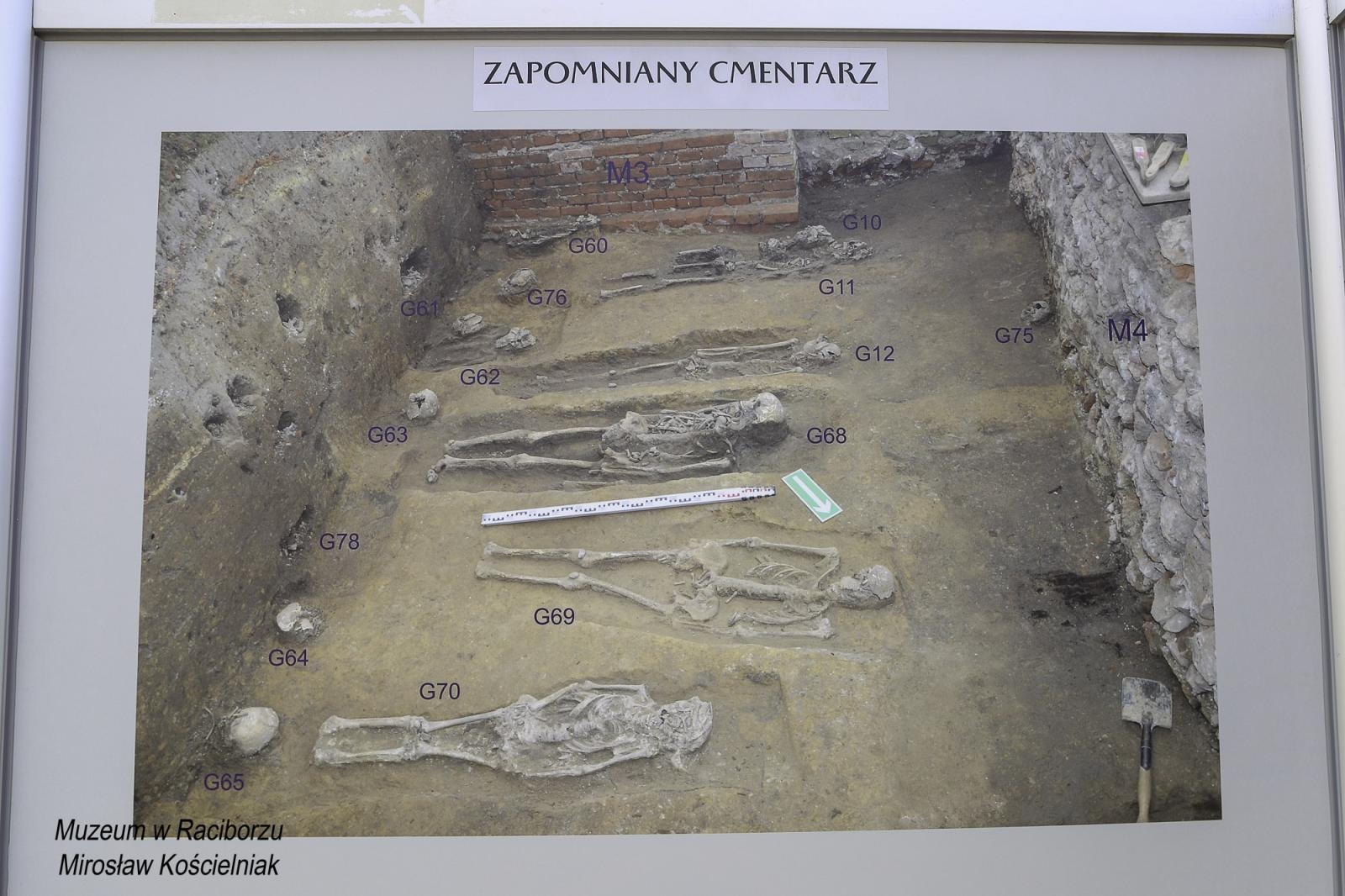 Zdjęcie w galerii na portalu naszraciborz.pl: Zapomniany cmentarz - wystawa plenerowa na Rynku wiadomości z regionu