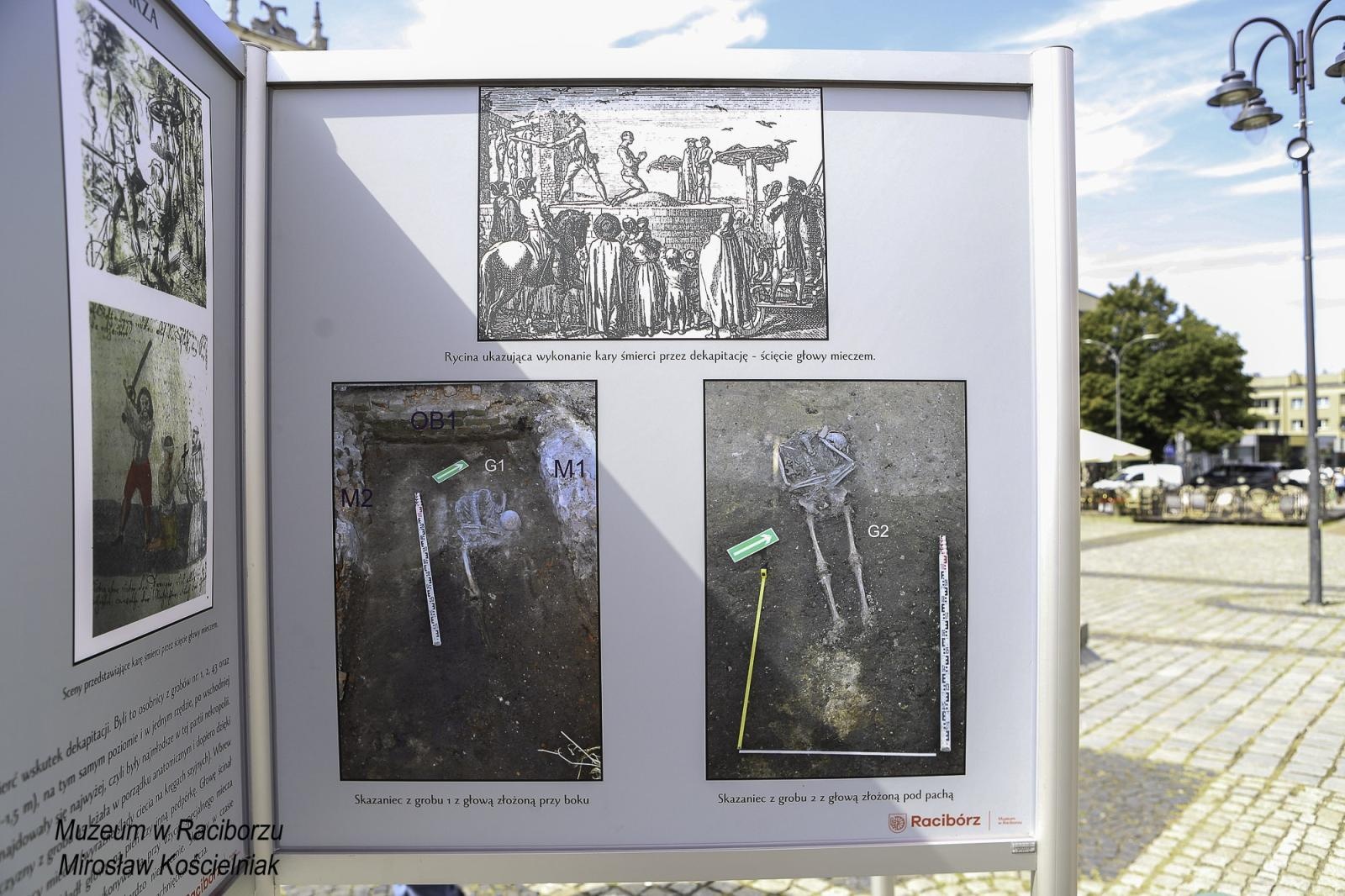 Zdjęcie w galerii na portalu naszraciborz.pl: Zapomniany cmentarz - wystawa plenerowa na Rynku wiadomości z regionu