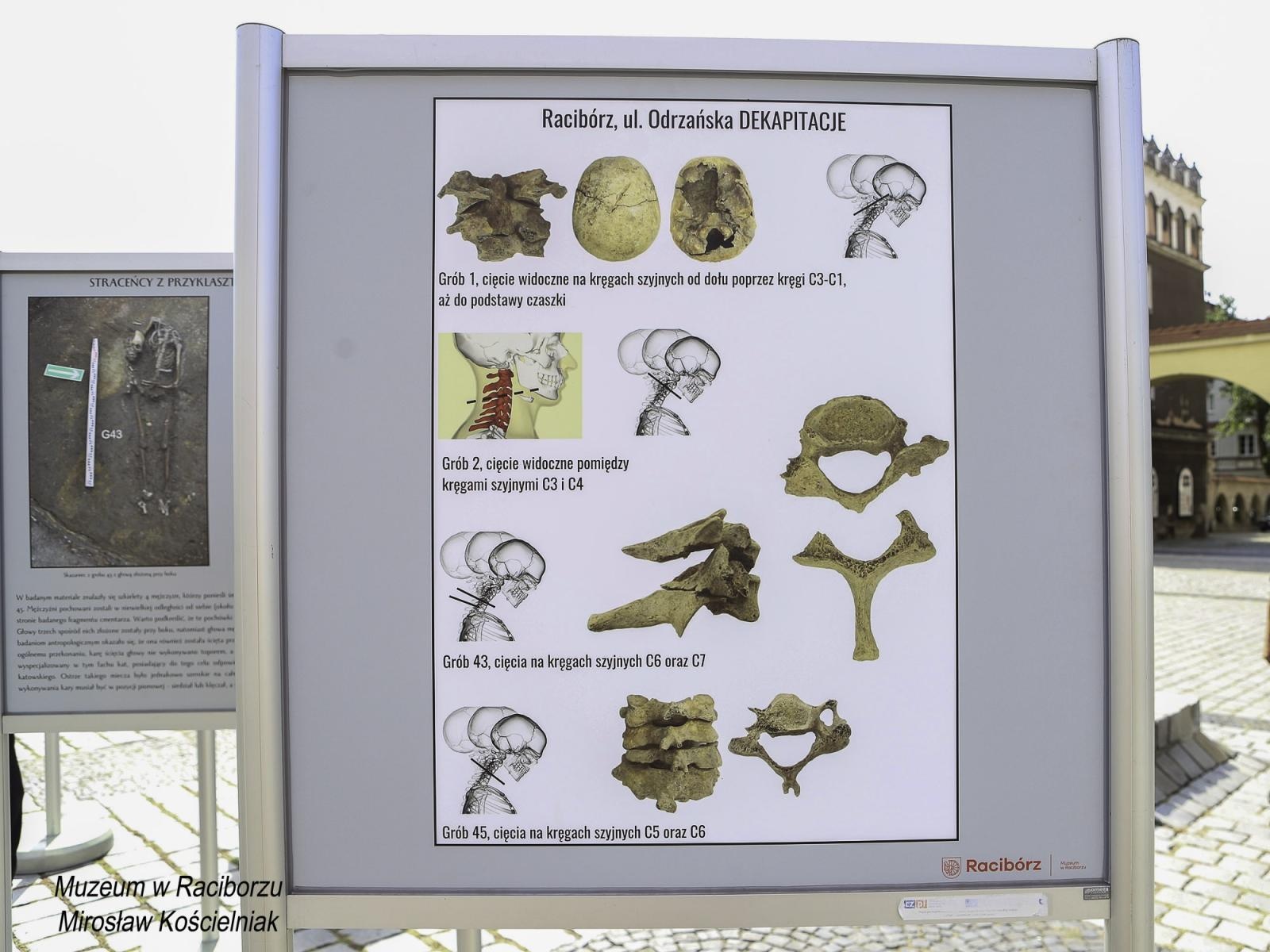 Zdjęcie w galerii na portalu naszraciborz.pl: Zapomniany cmentarz - wystawa plenerowa na Rynku wiadomości z regionu