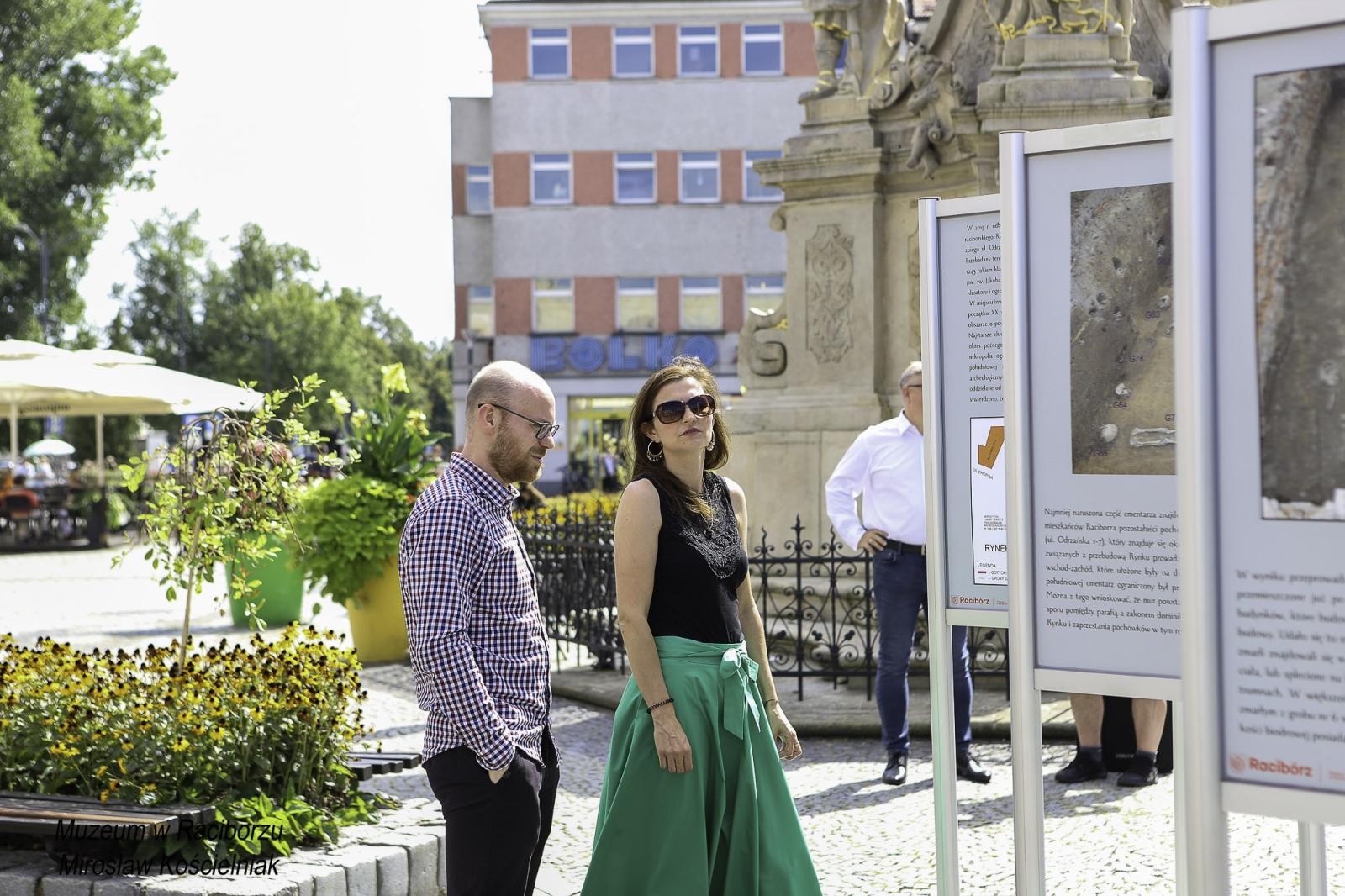 Zdjęcie w galerii na portalu naszraciborz.pl: Zapomniany cmentarz - wystawa plenerowa na Rynku wiadomości z regionu