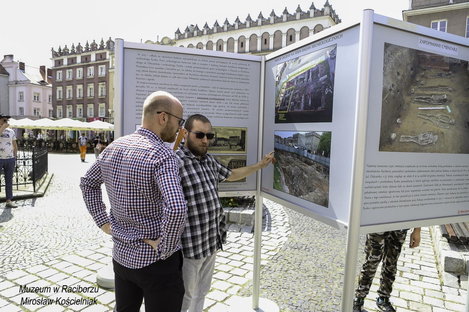Zdjęcie w galerii na portalu naszraciborz.pl: Zapomniany cmentarz - wystawa plenerowa na Rynku wiadomości z regionu