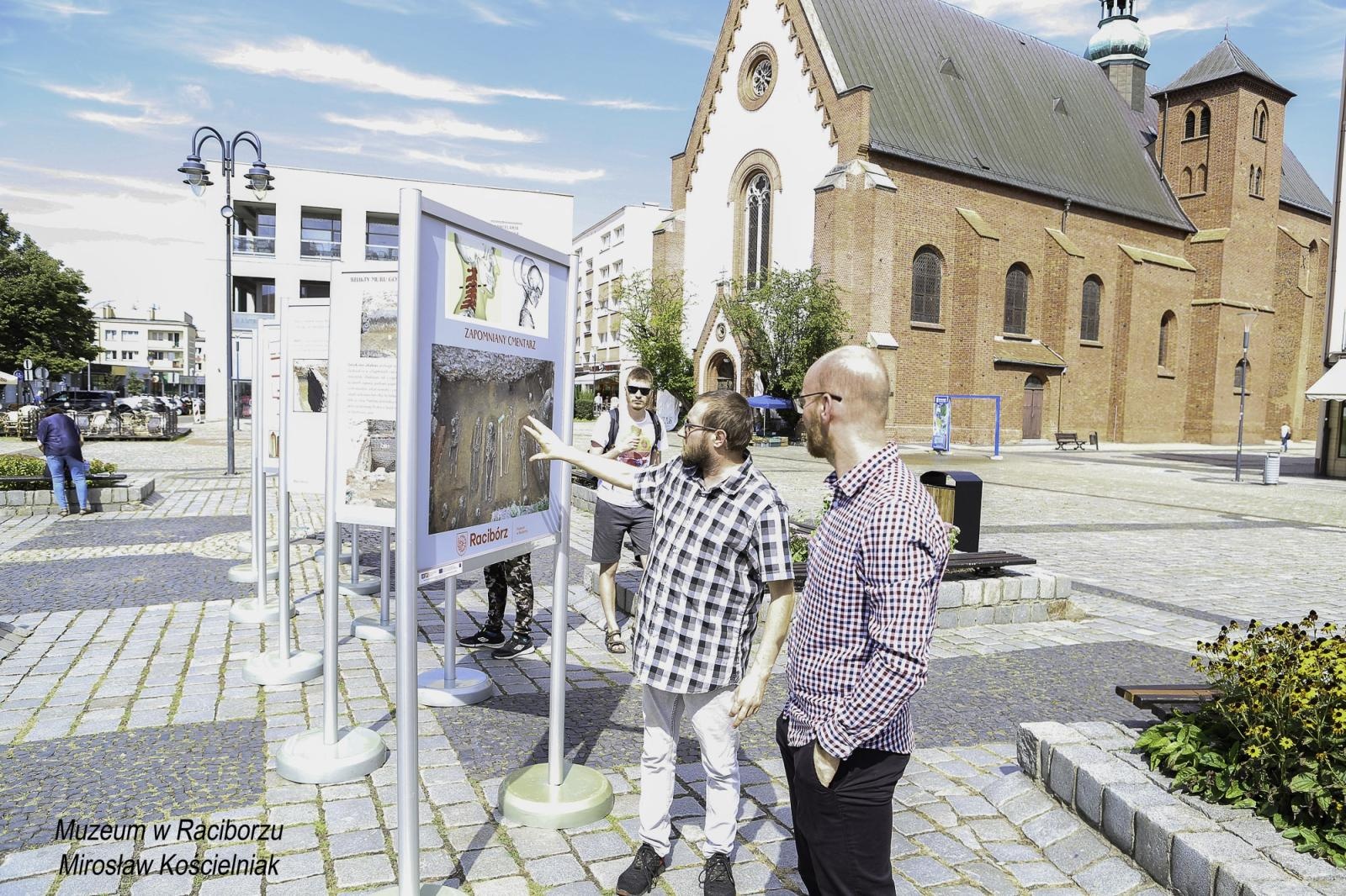 Zdjęcie w galerii na portalu naszraciborz.pl: Zapomniany cmentarz - wystawa plenerowa na Rynku wiadomości z regionu